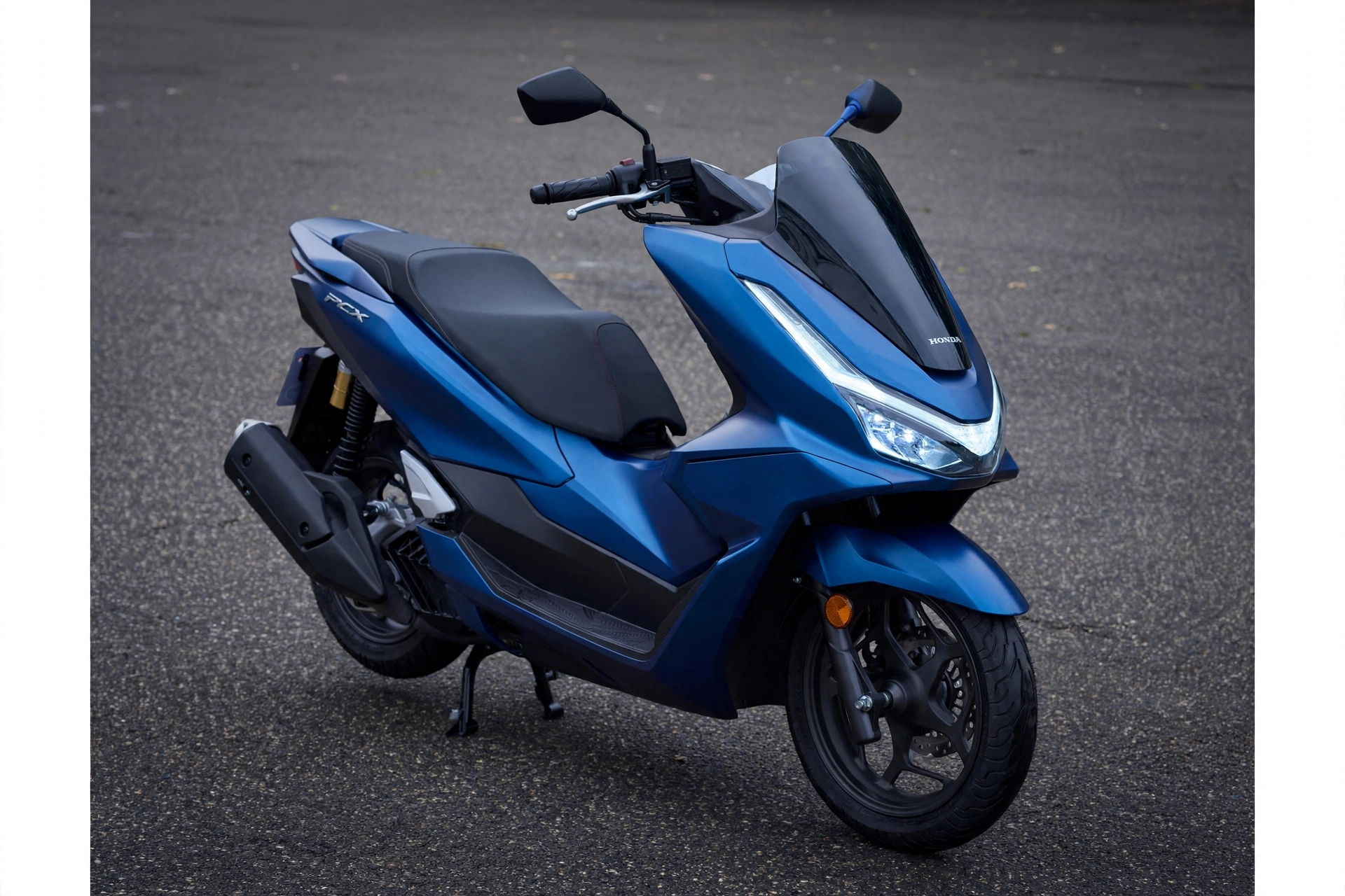 Honda PCX125 2025 azul en tres cuartos