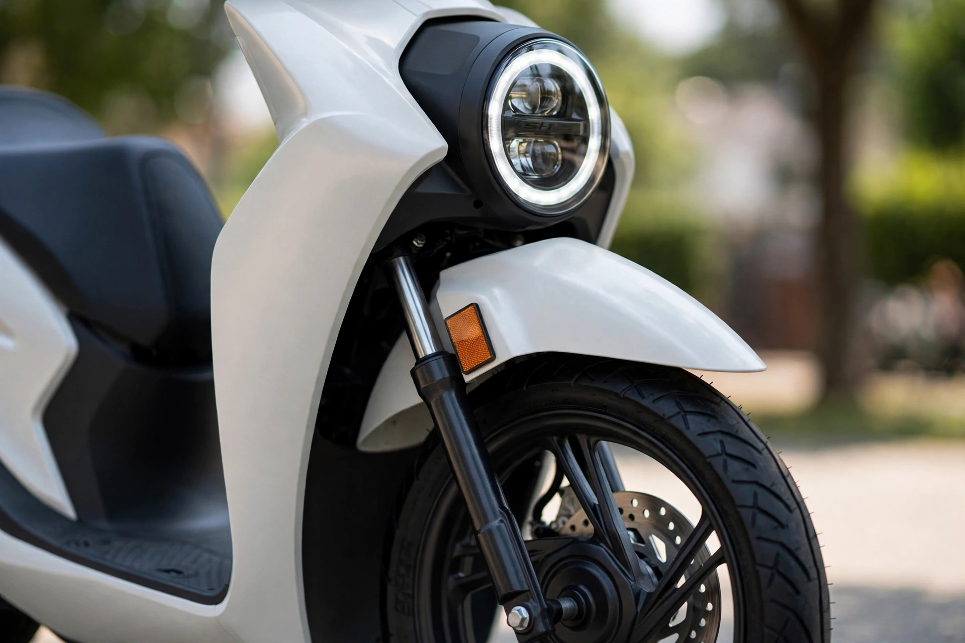 Honda SH125i 2025, vista lateral con rueda alta