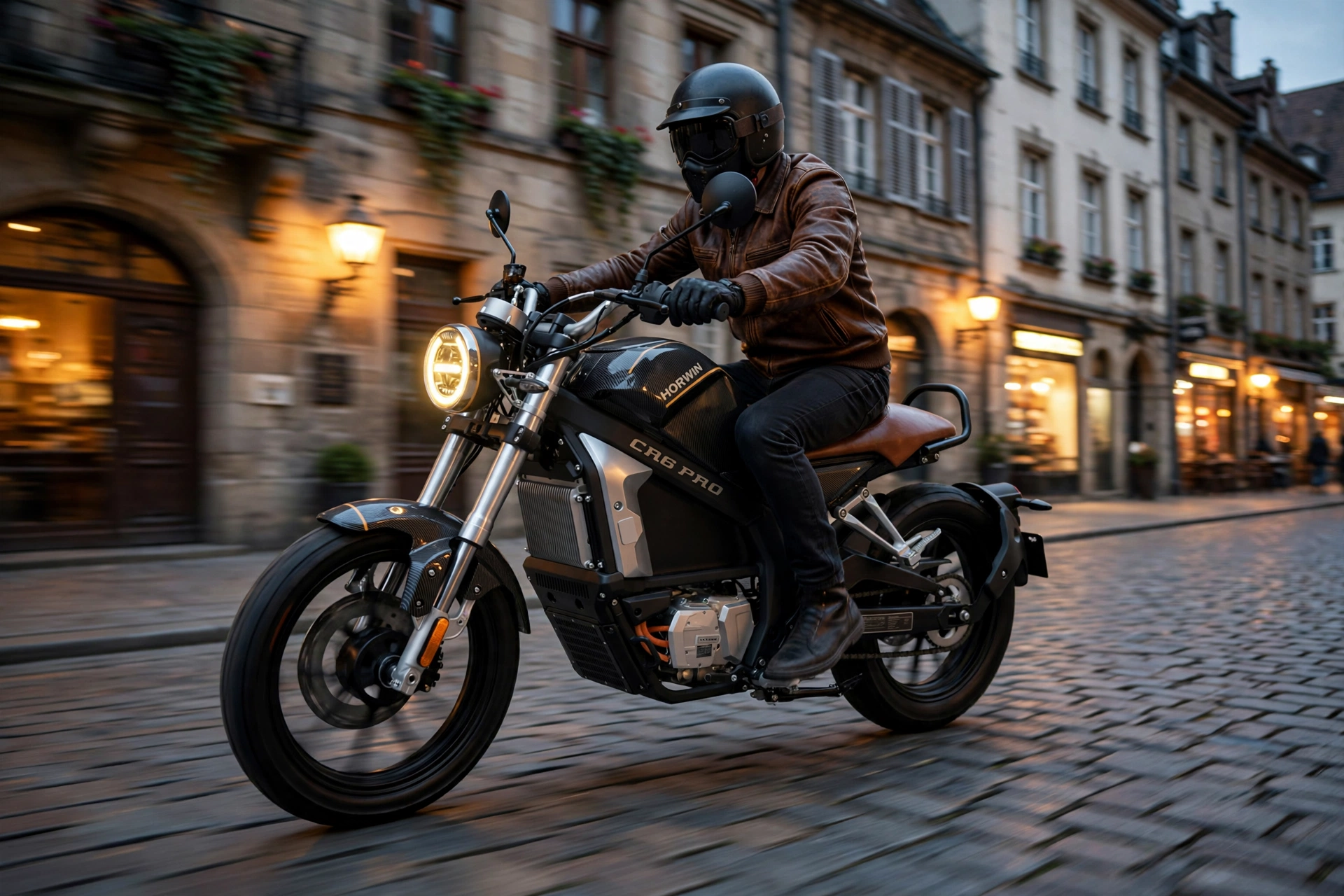 Horwin CR6 Pro 2025 en una ciudad histórica al atardecer