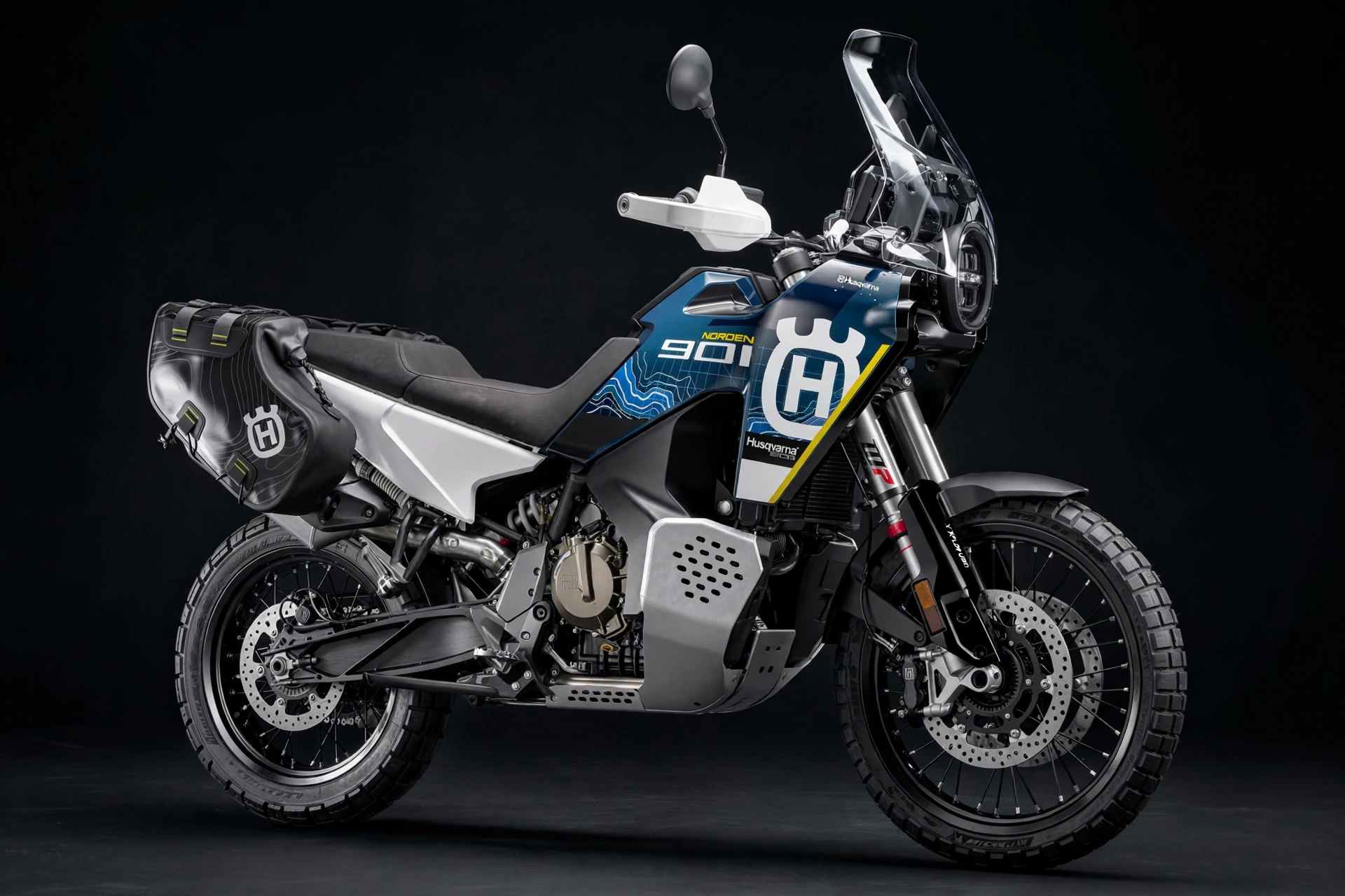 Husqvarna Norden 901 Expedition 2024 con defensas en vista tres cuartos