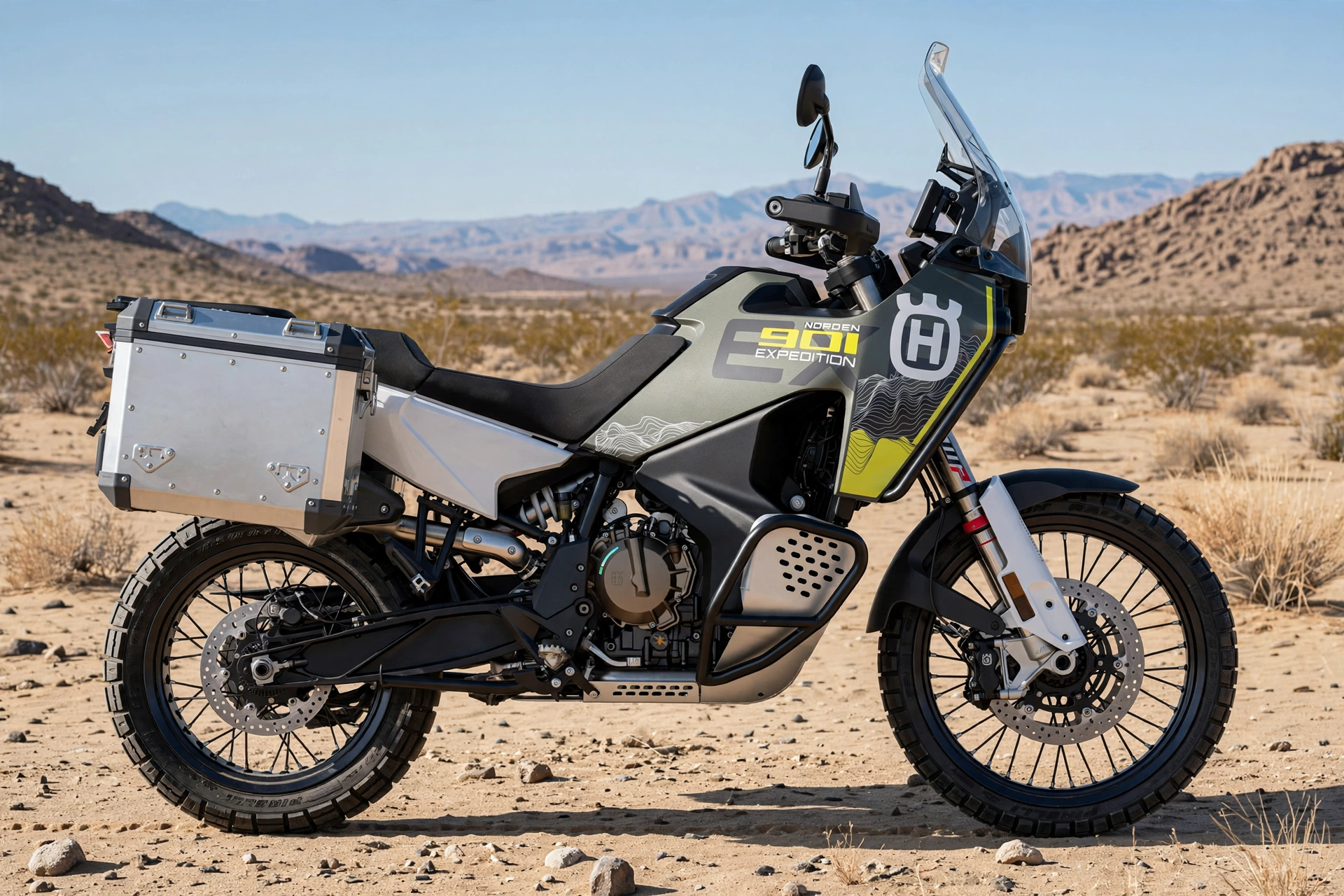 Husqvarna Norden 901 Expedition 2024 con maletas, vista lateral