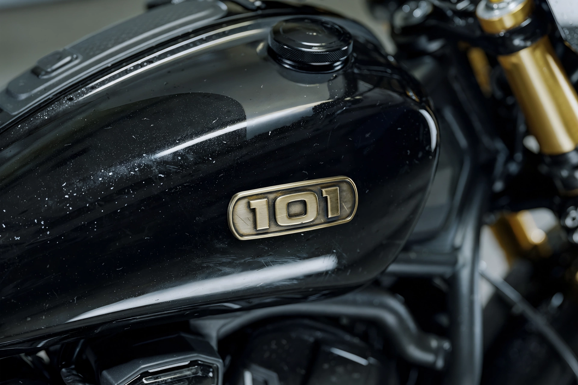 Indian 101 Scout, detalle del depósito con insignia 101