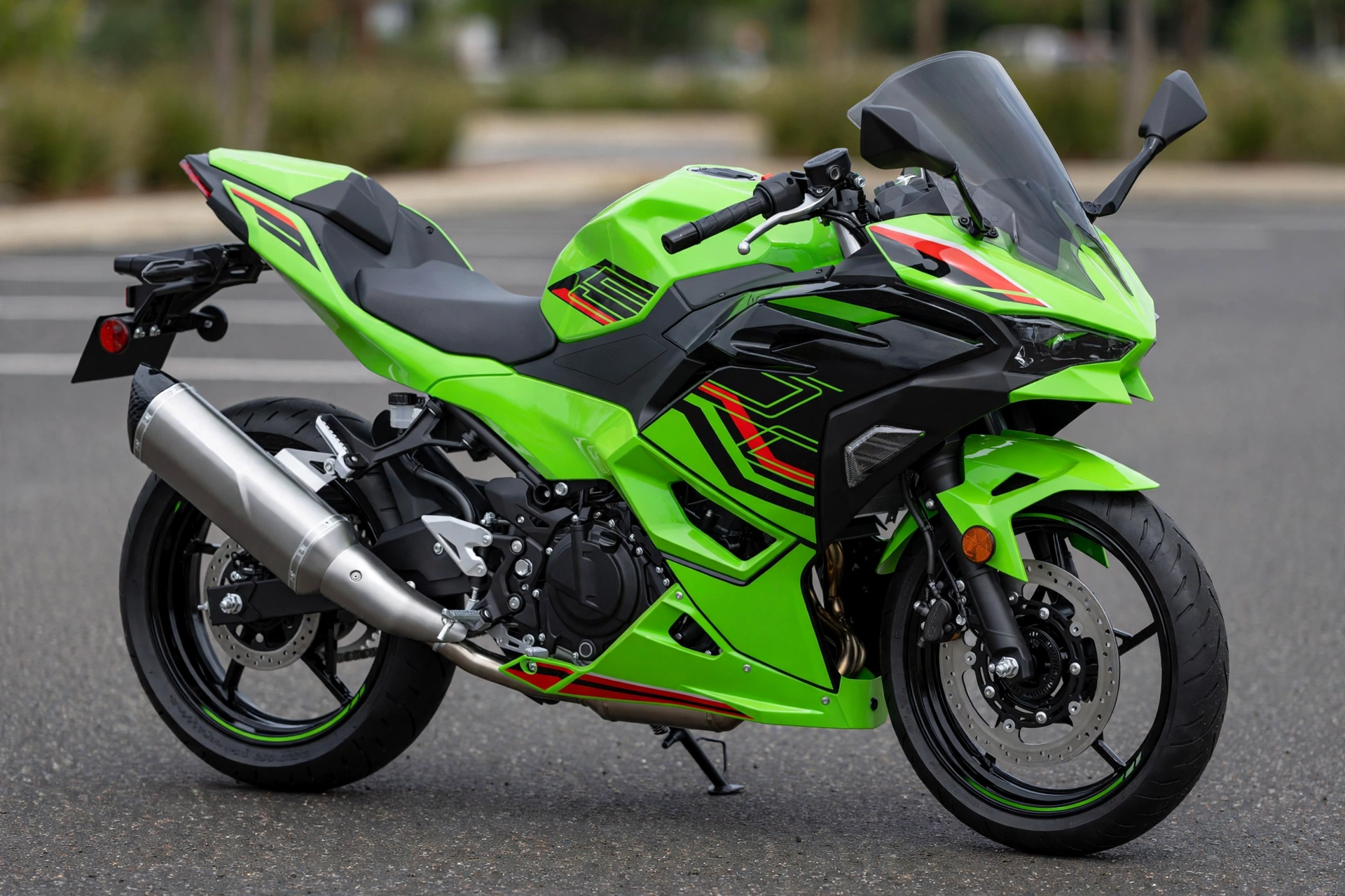 Kawasaki Ninja 500 2024 verde en tres cuartos
