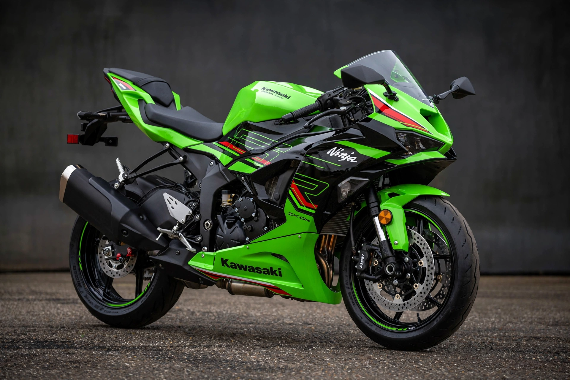 Kawasaki Ninja ZX-6R 2024 verde de competición