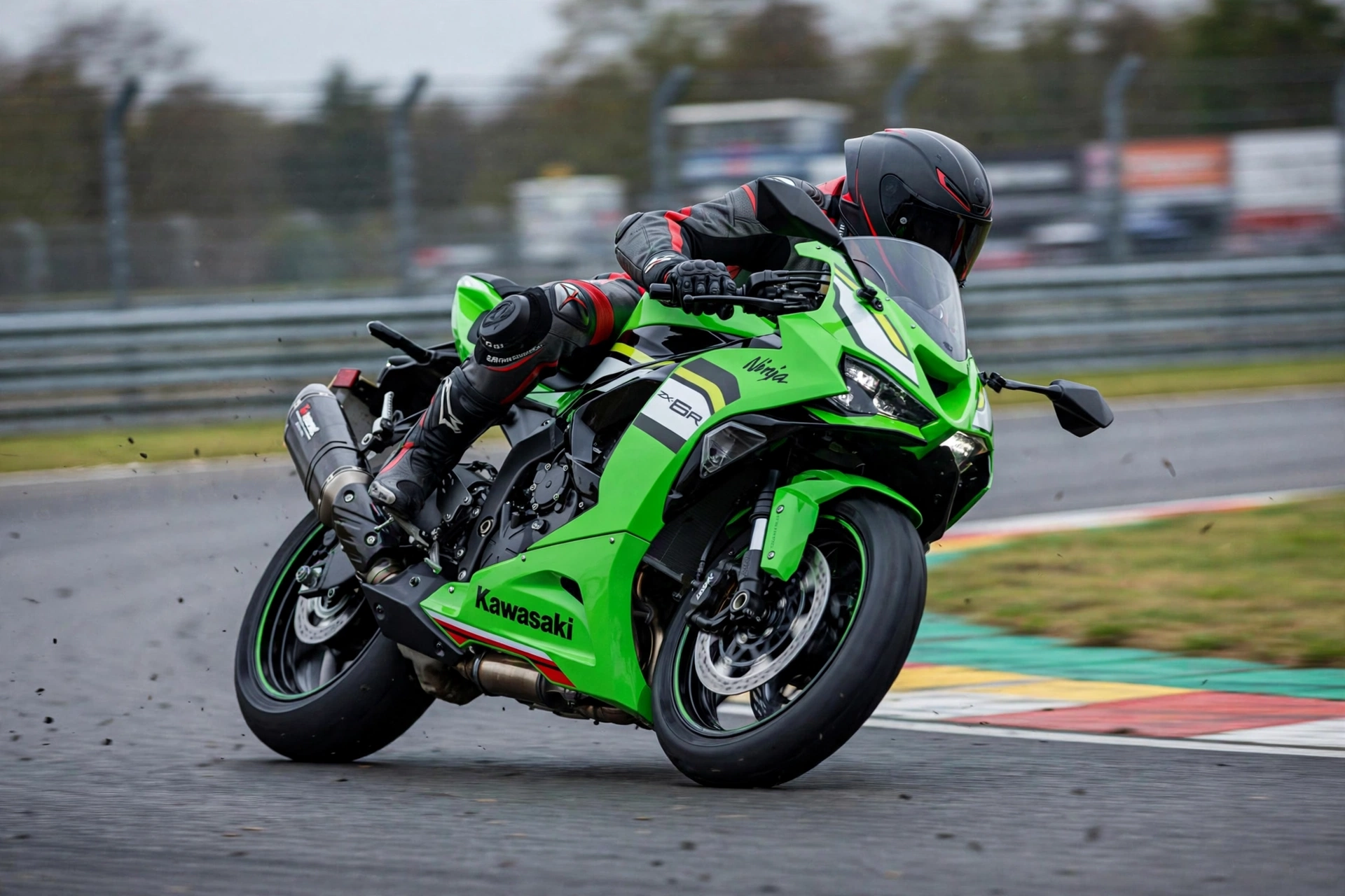 Kawasaki Ninja ZX-6R 2024 en circuito