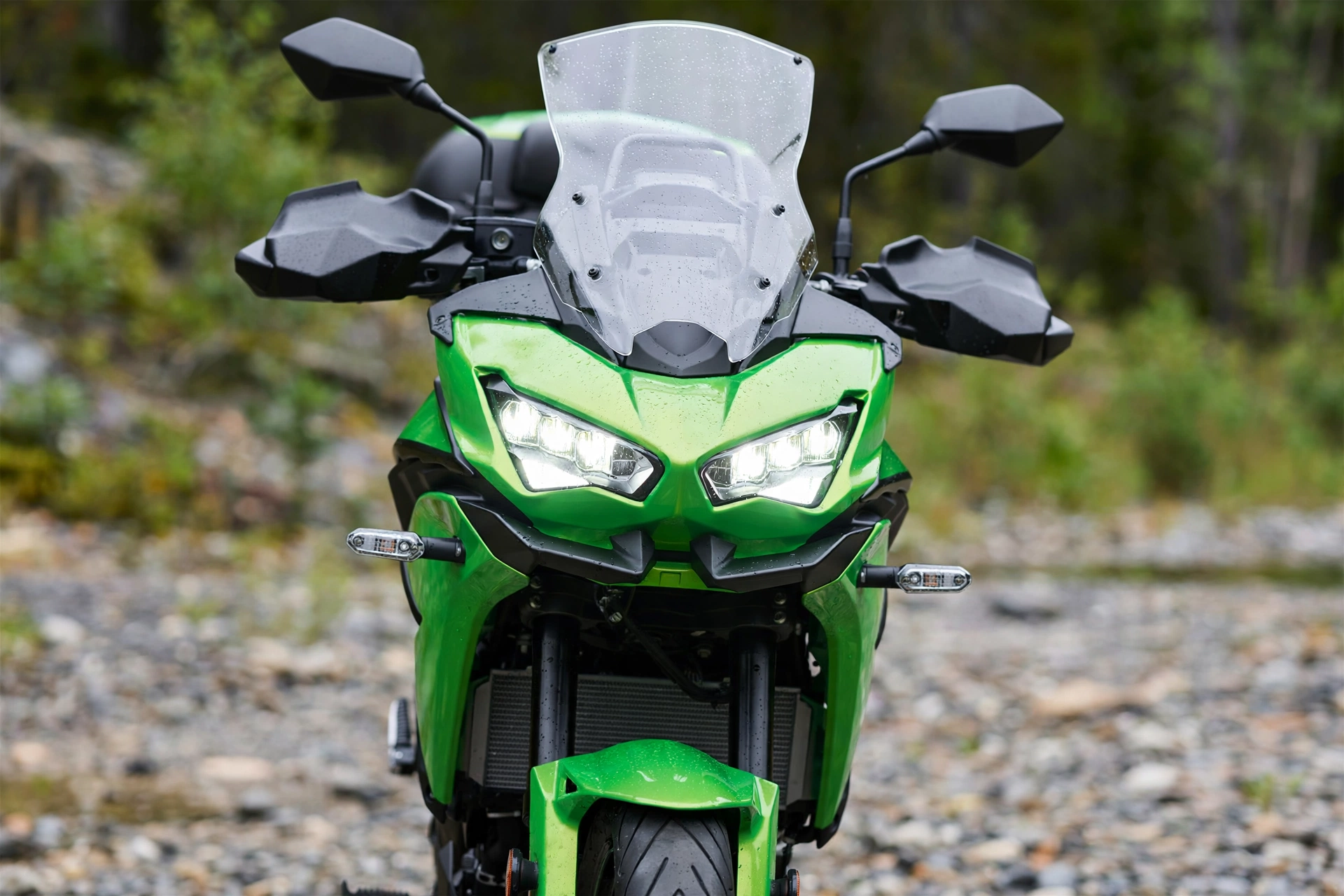 Kawasaki Versys 650 2025, vista lateral aventurera
