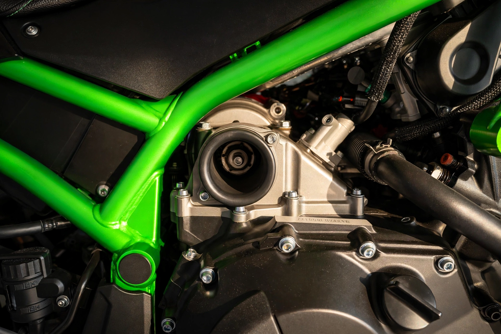 Kawasaki Z H2 2025, detalle del compresor volumétrico