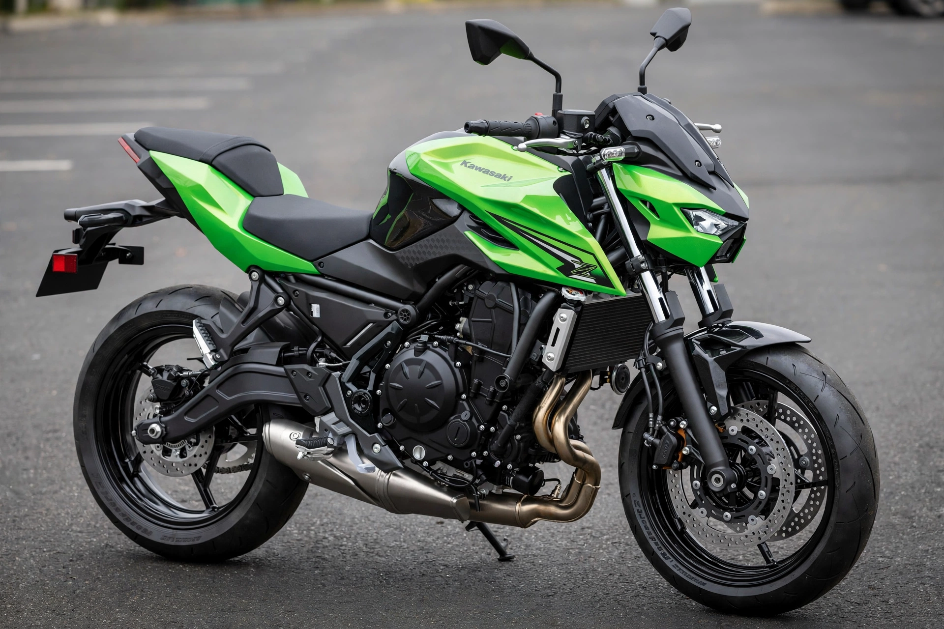 Kawasaki Z650 2025 verde en tres cuartos