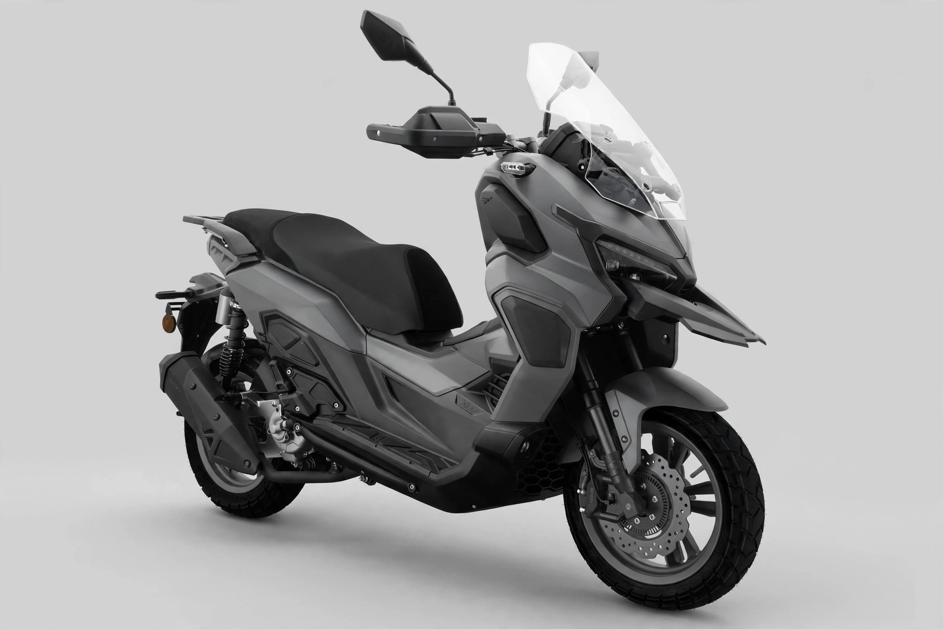 Keeway Vieste 300 XDV 2024 en color gris, vista tres cuartos del scooter adventure