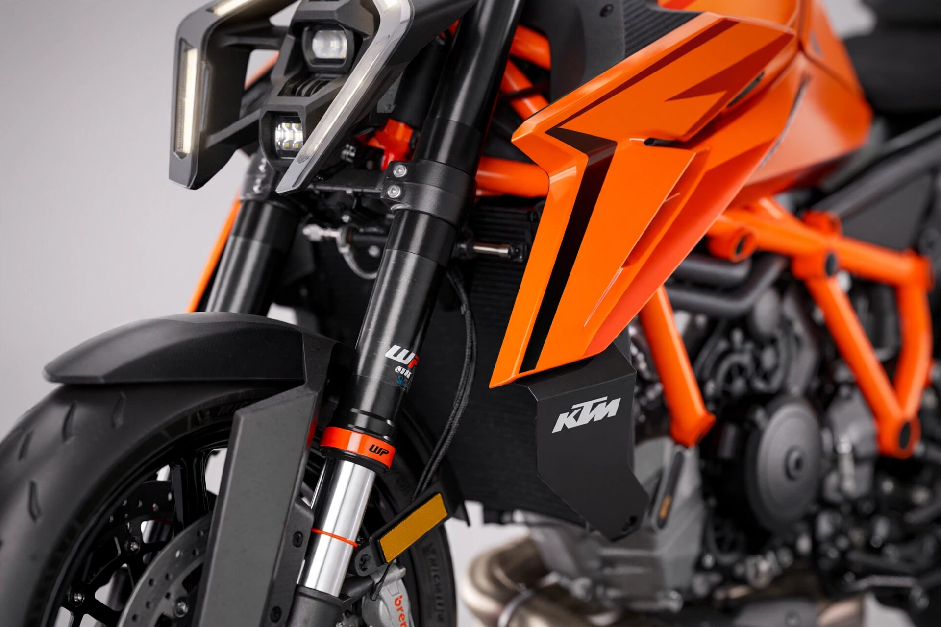 KTM 1390 Super Duke R 2024, detalle del faro delantero LED