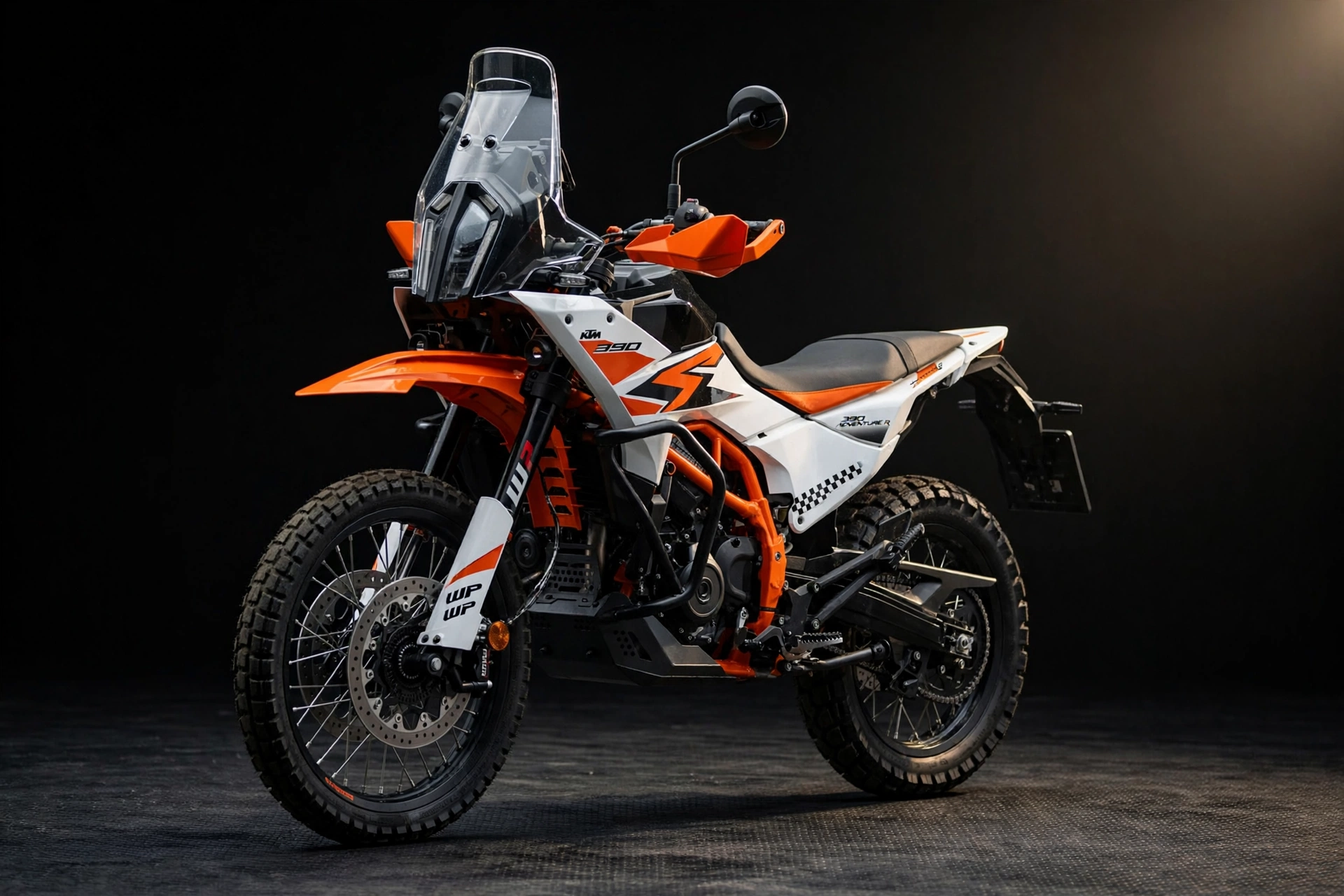KTM 390 Adventure R 2025 naranja con defensas en vista tres cuartos