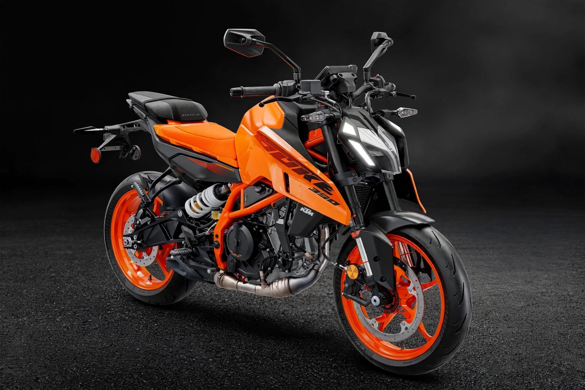 KTM 390 Duke 2024 naranja y negra en vista tres cuartos