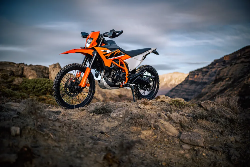 KTM 390 Enduro R 2025 en sendero de montaña