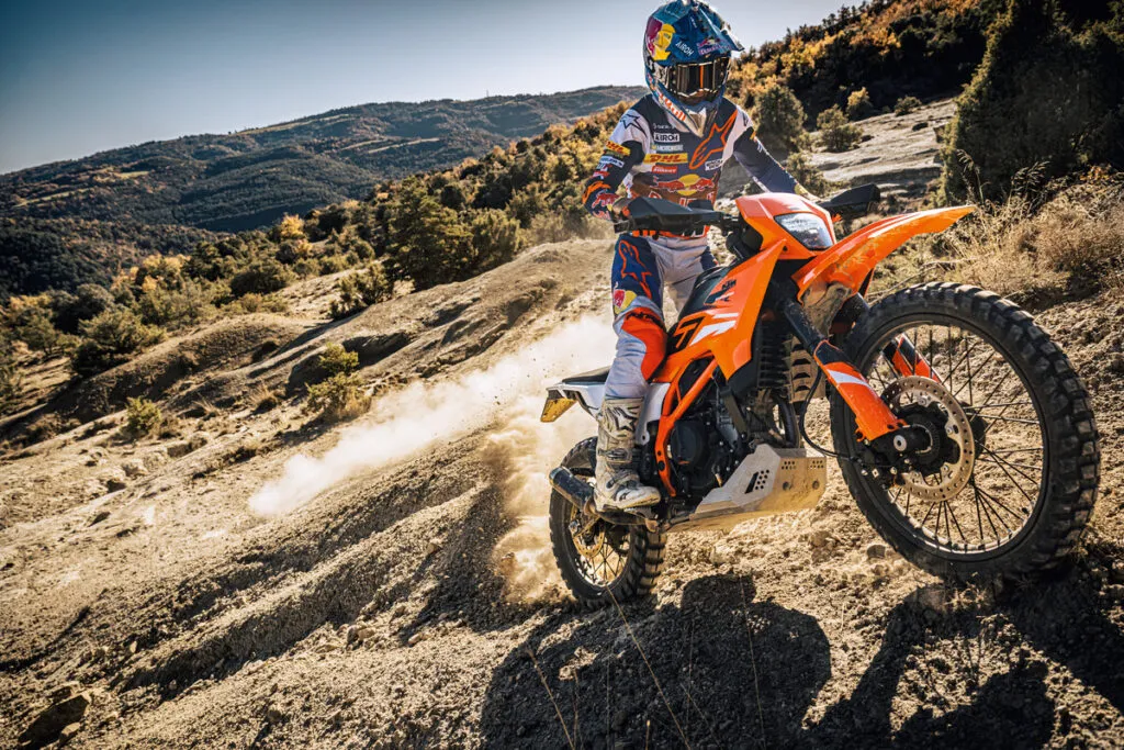 KTM 390 Enduro R 2025 en acción sobre tierra