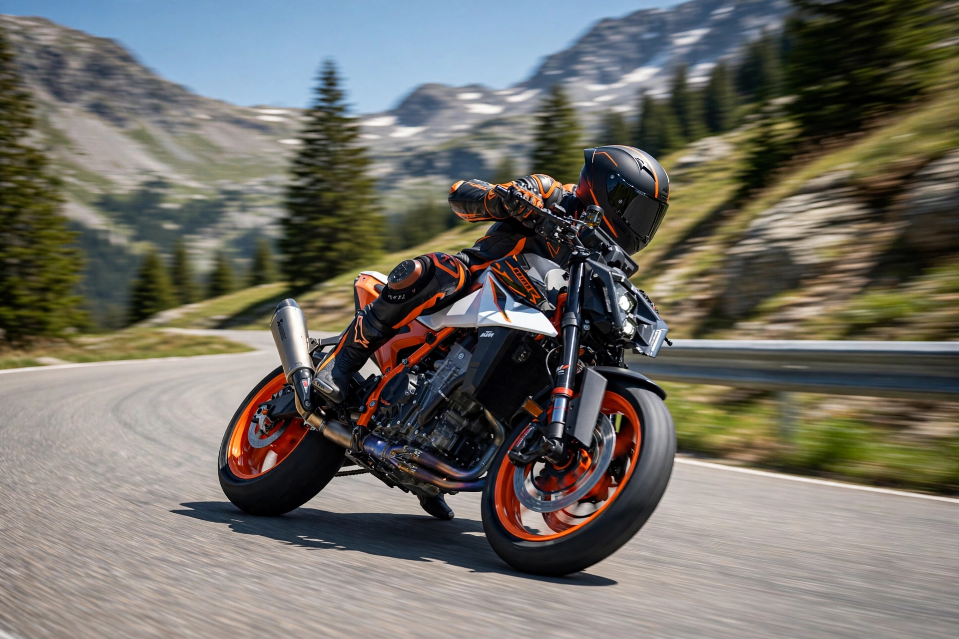 KTM 990 Duke R 2025 en carretera de curvas