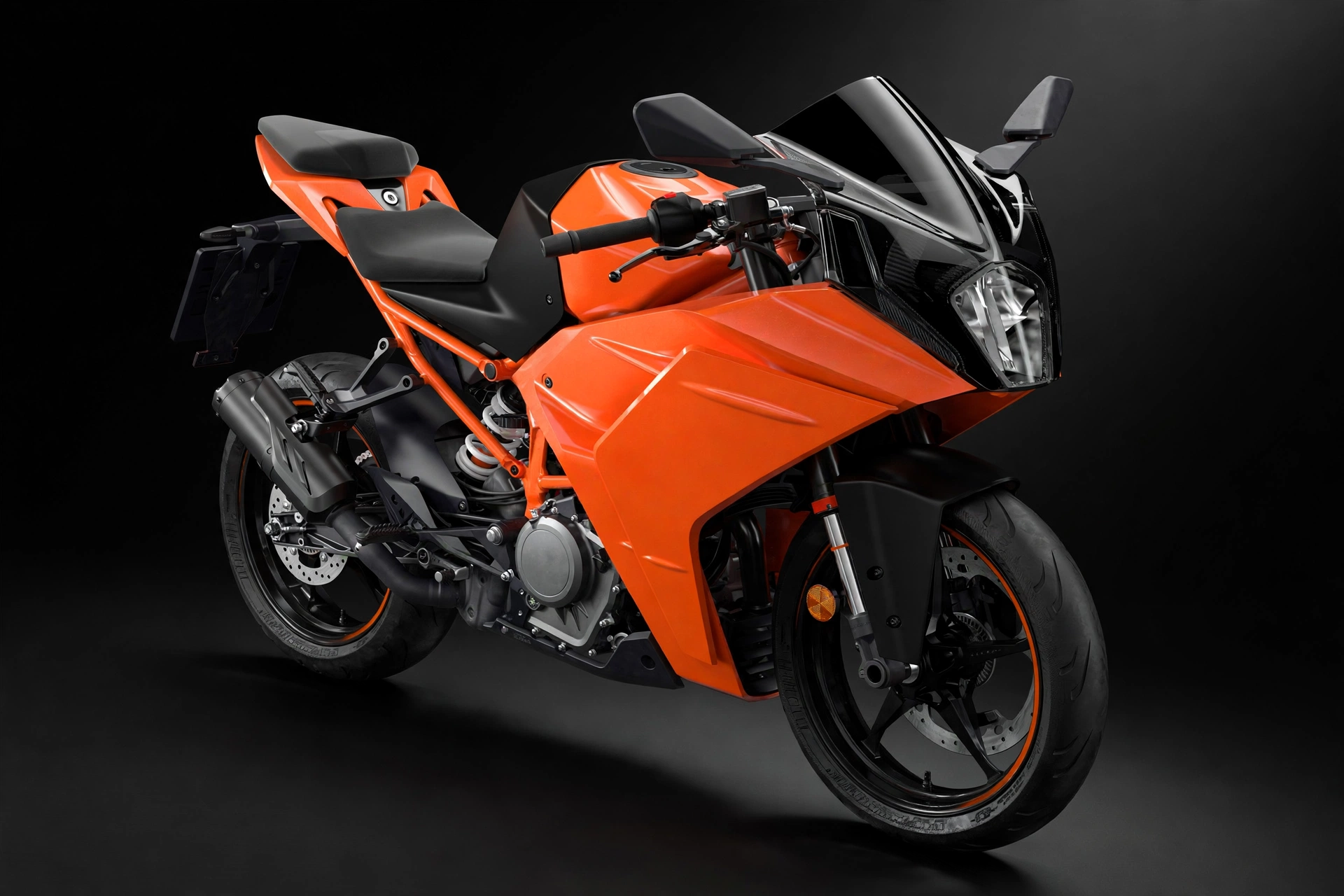 KTM RC 390 2024 naranja con carenado deportivo en vista tres cuartos