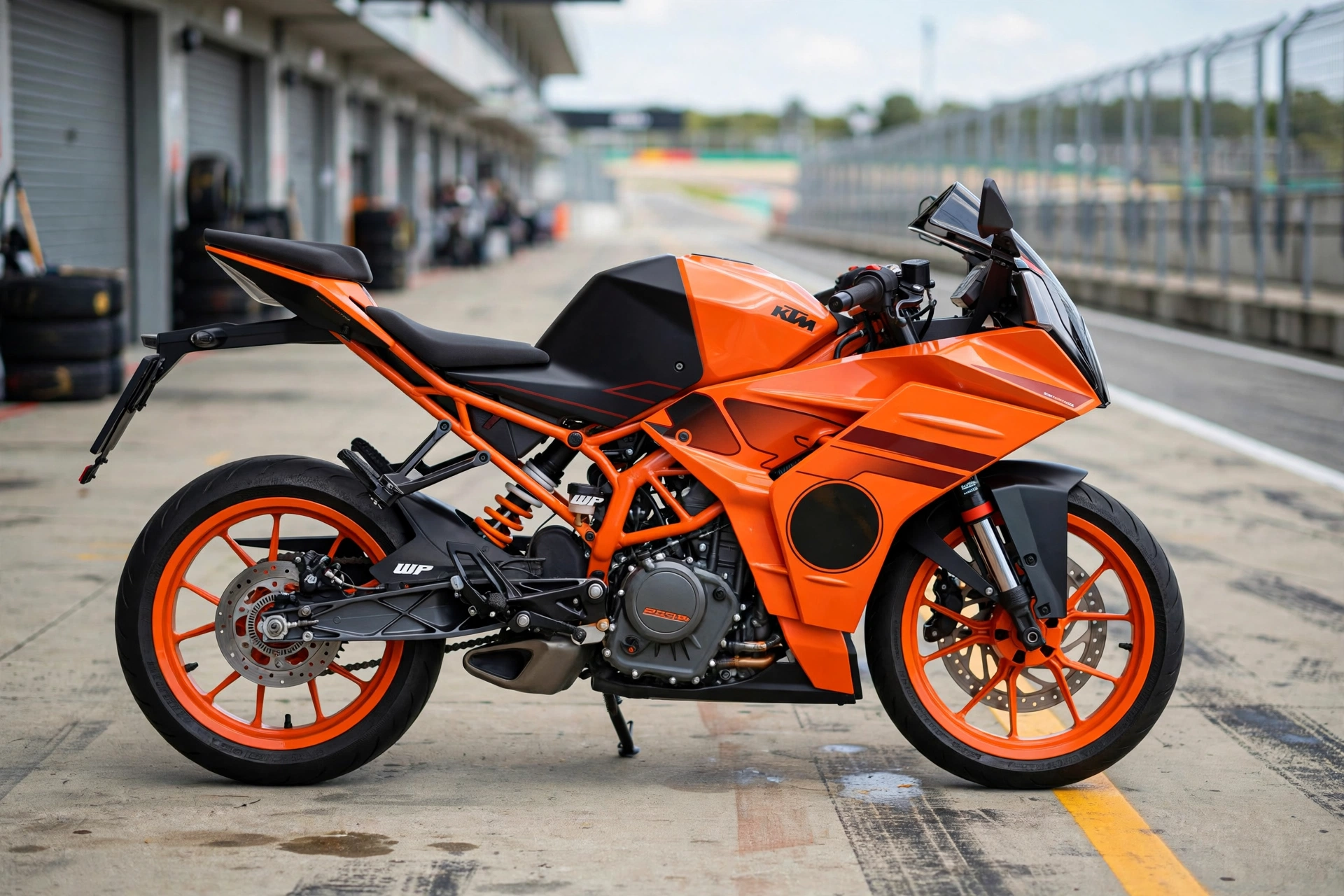 KTM RC 390 2024, vista lateral del carenado deportivo