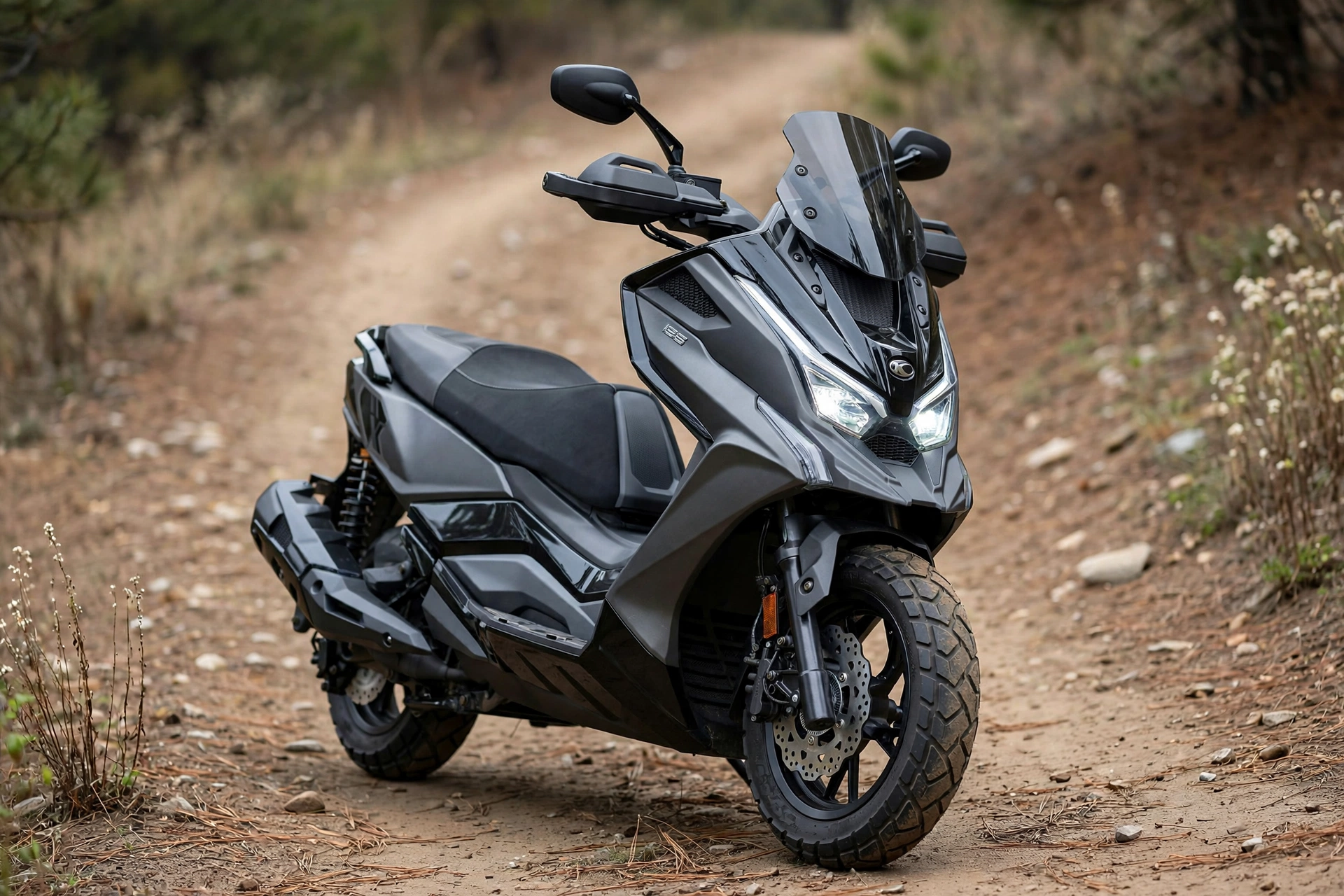 Kymco DTX 125 en camino de tierra