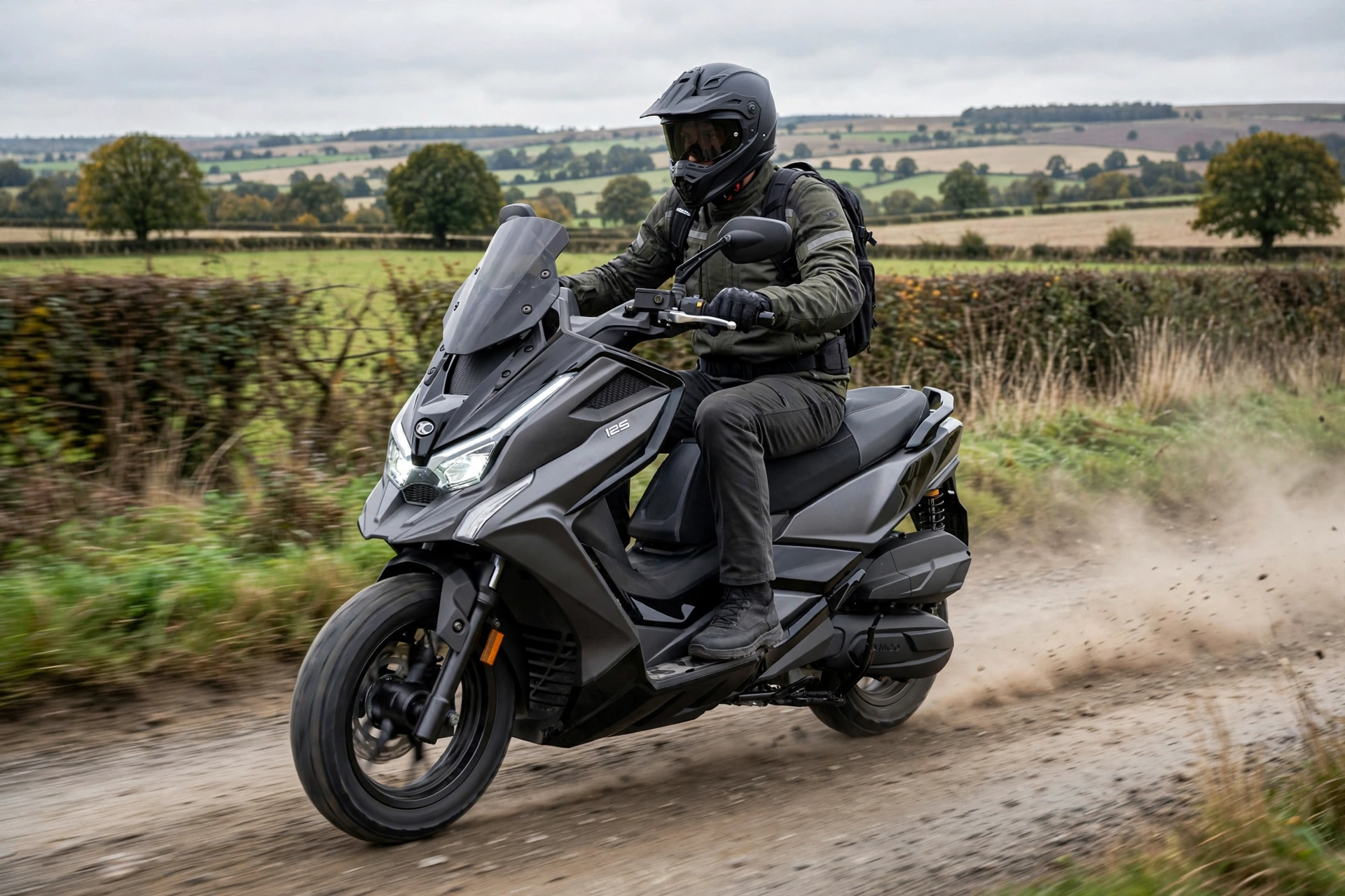 Kymco DTX 125 en un camino de tierra