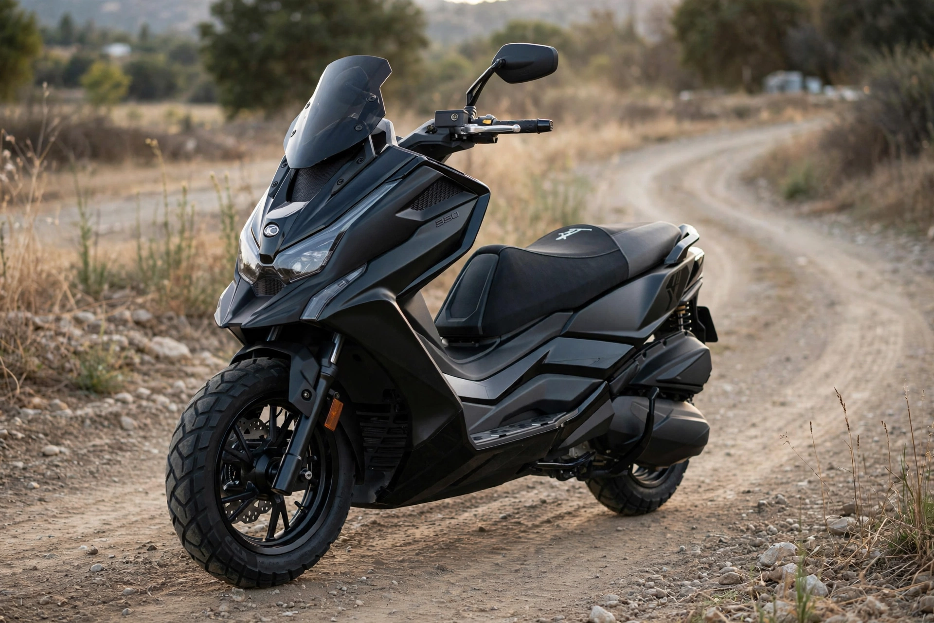 Kymco DTX 350 en un camino