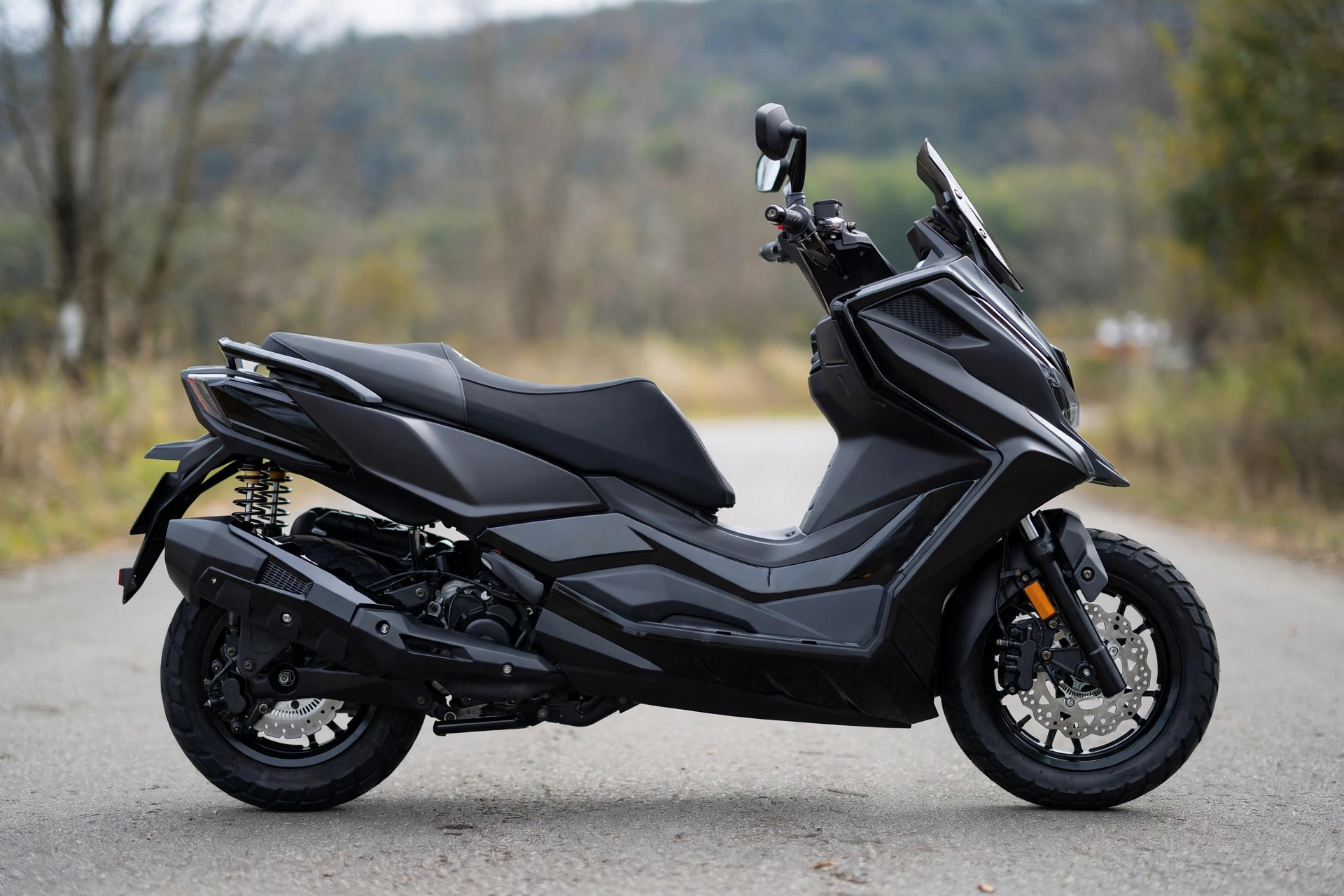 Kymco DTX 350, vista tres cuartos con estética crossover