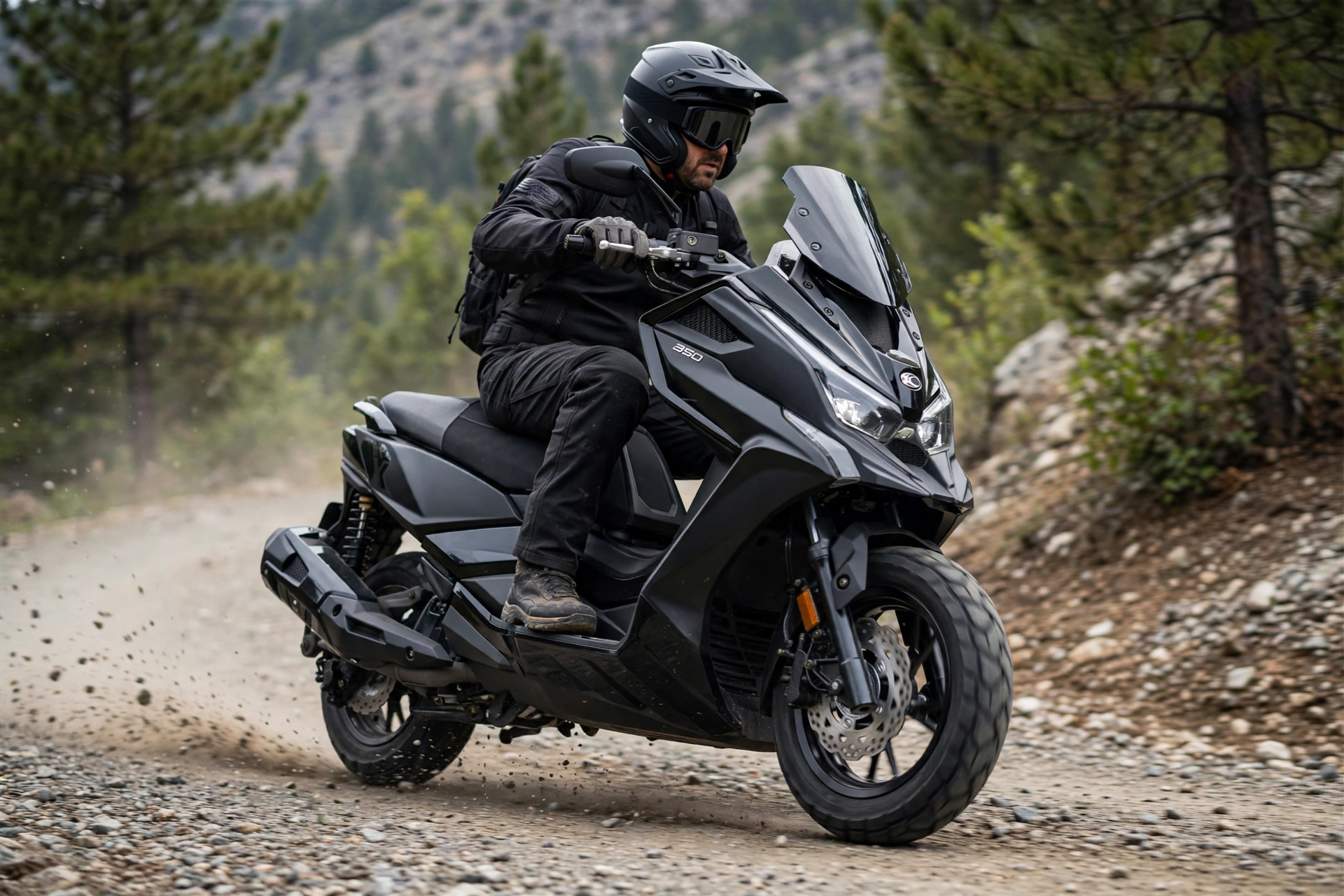 Kymco DTX 350 en un camino
