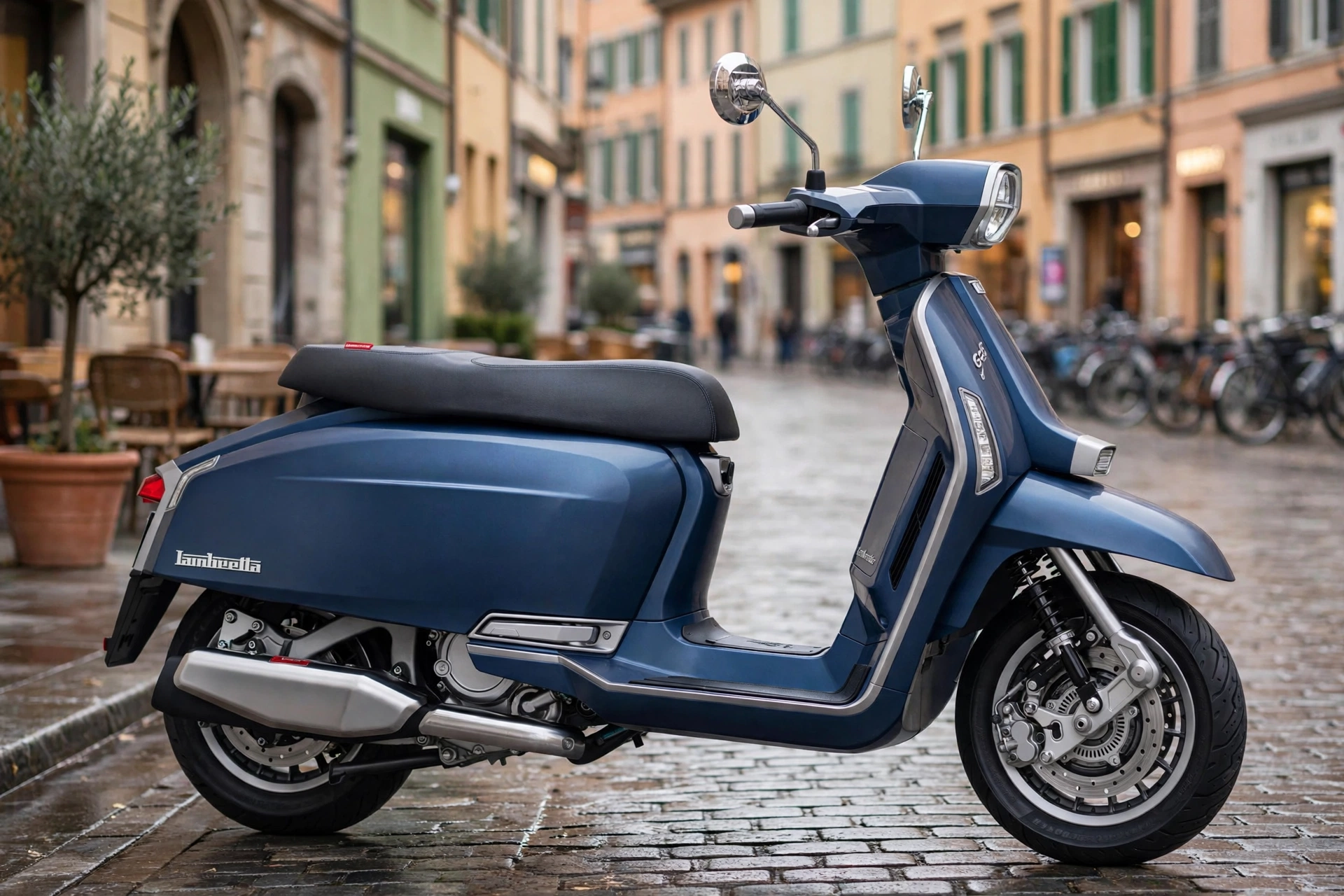 Lambretta G350 en plaza histórica