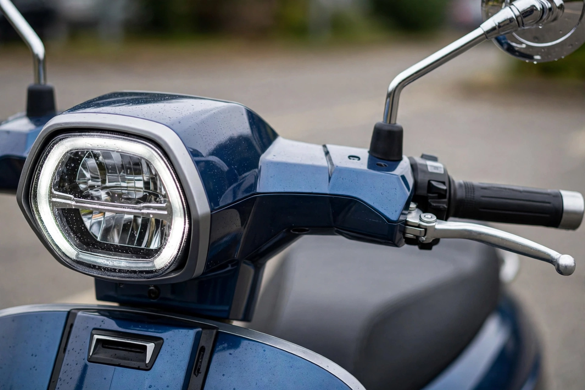 Lambretta G350 en una plaza histórica