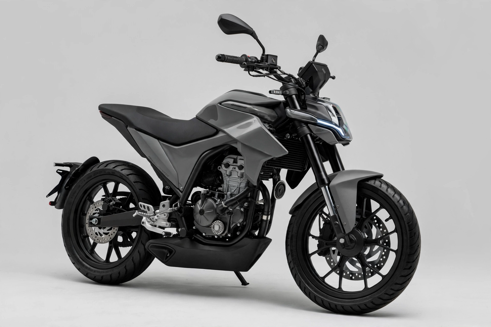 Malaguti Drakon 125 2024 en color gris, vista tres cuartos de la naked musa