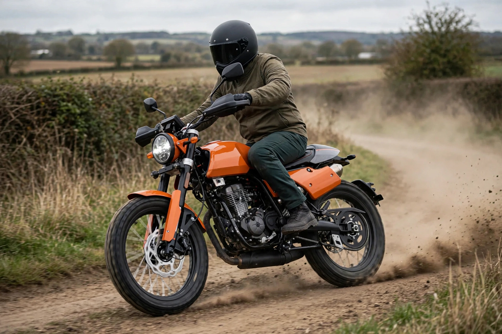 Mondial Flat Track 125 2024 en camino rural
