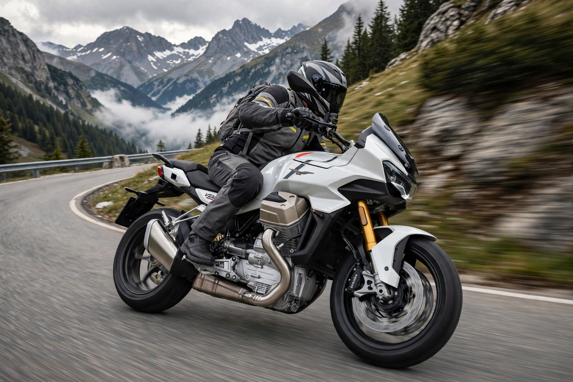 Moto Guzzi V100 Mandello 2024 en carretera