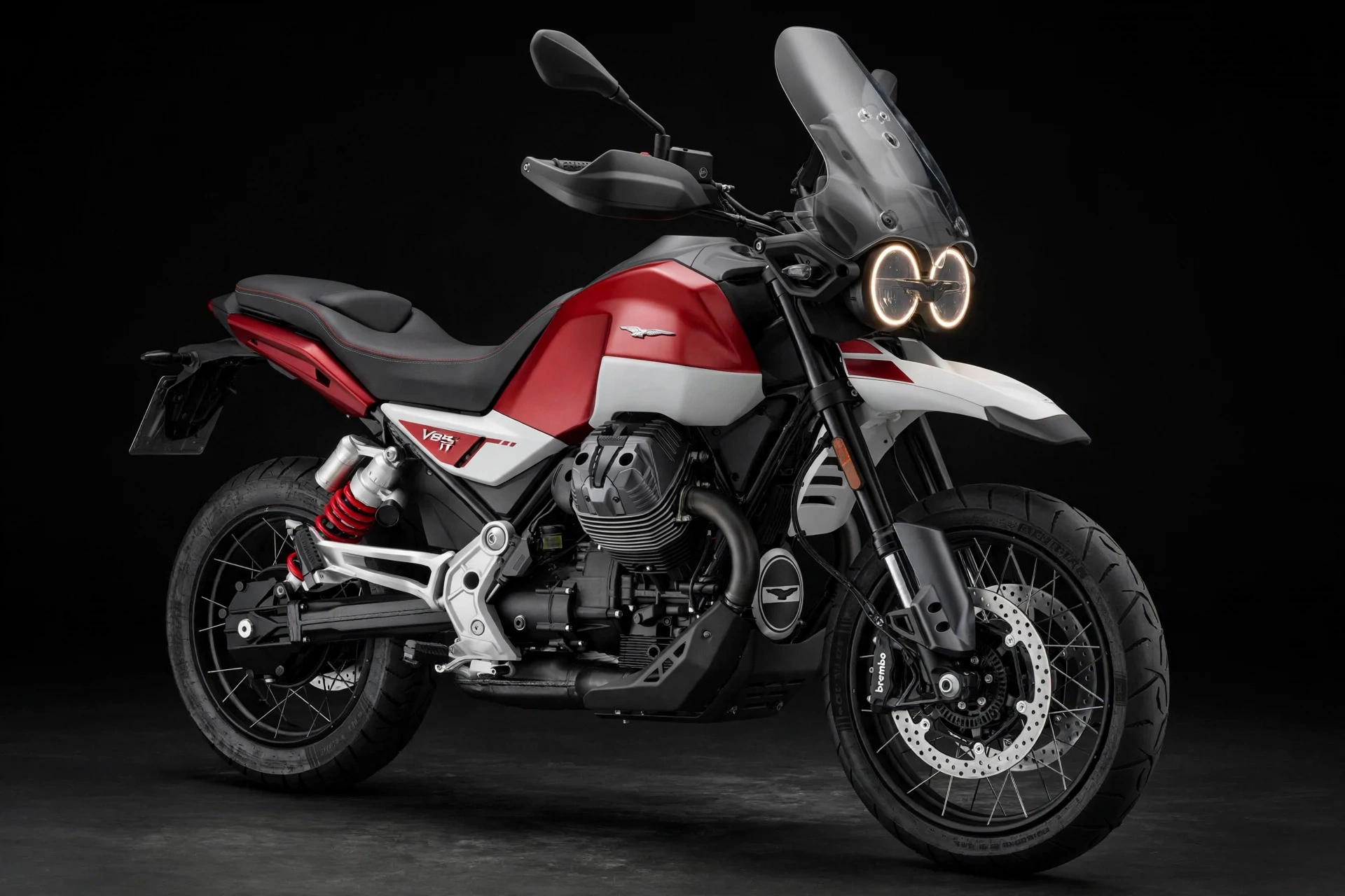 Moto Guzzi V85 TT 2024 en vista tres cuartos