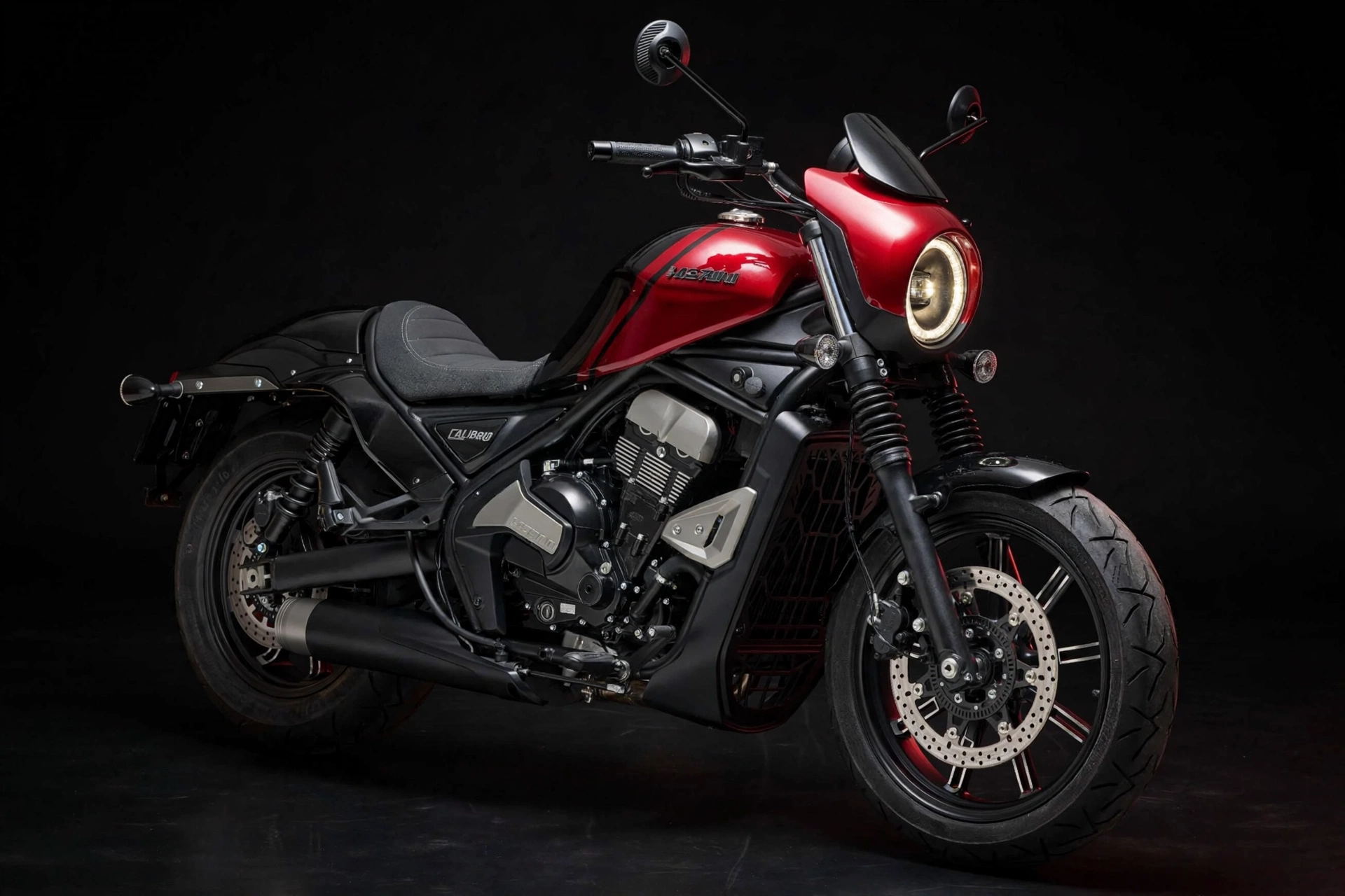 Moto Morini Calibro 700 2024 en vista tres cuartos