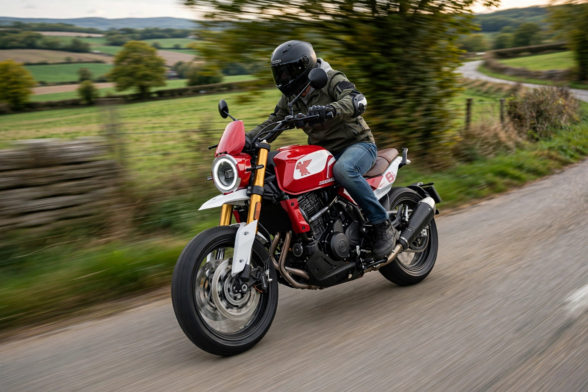 Moto Morini Seiemmezzo SCR 650 2024 en camino rural