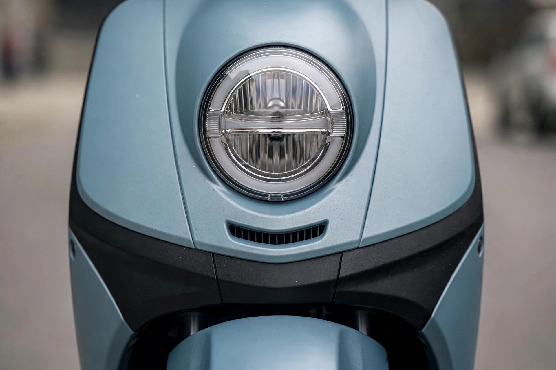 Piaggio Liberty 125 aparcado en una calle europea