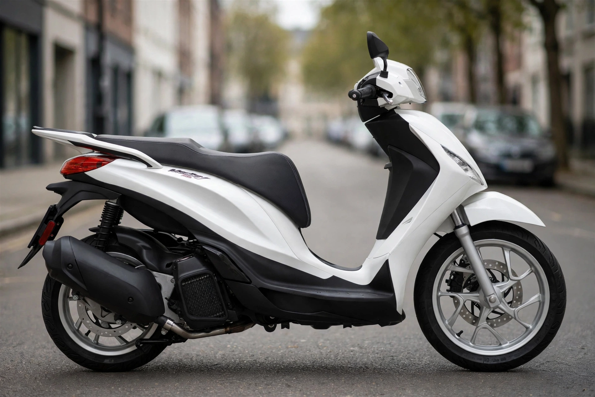 Piaggio Medley 125 gris, vista lateral