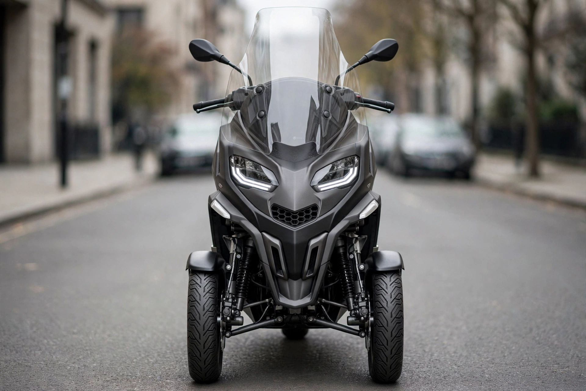 Piaggio MP3 530 Exclusive, vista frontal de las dos ruedas delanteras