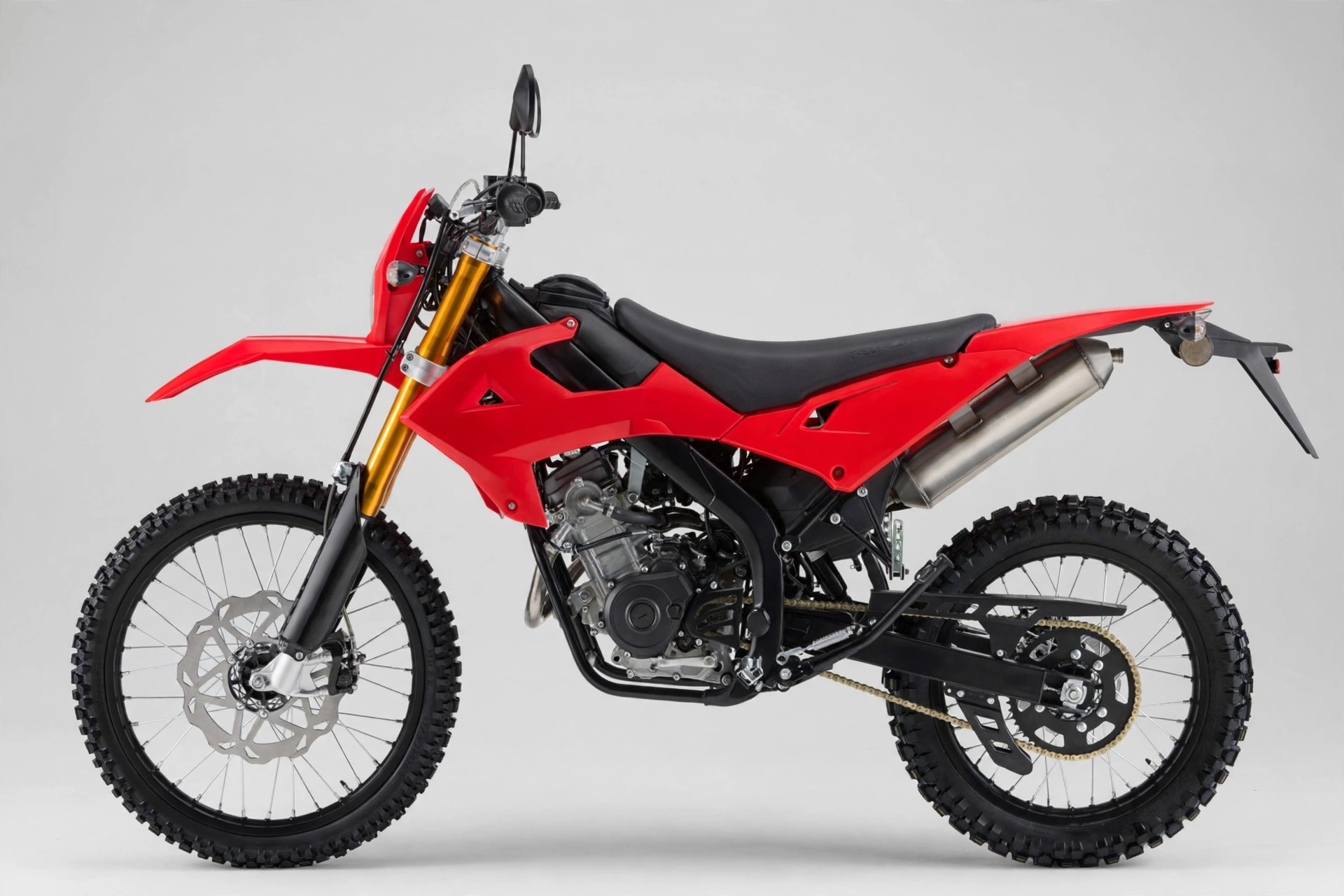 Rieju Marathon 125 Europe 2024 en color rojo, vista lateral enduro