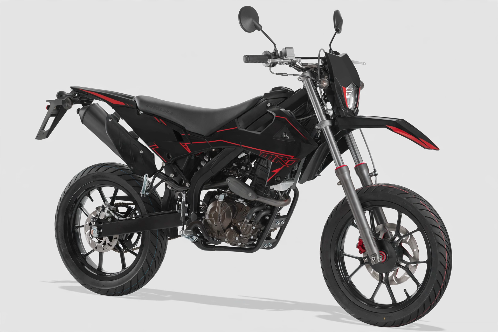Rieju MRT 125 SM LC 2024 en color negro y rojo, vista lateral supermotard