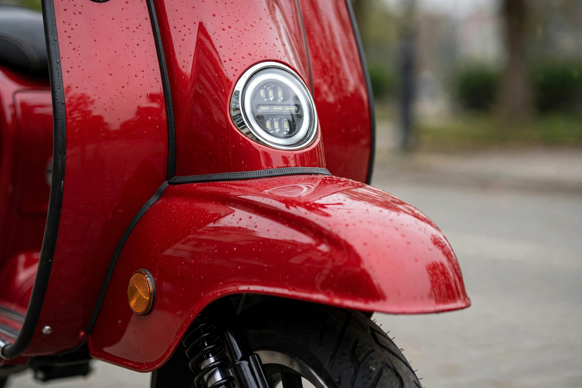 Royal Alloy TG 125 en una terraza urbana