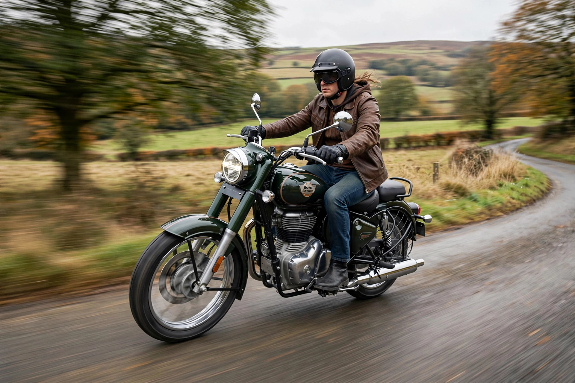 Royal Enfield Classic 350 circulando por una carretera rural