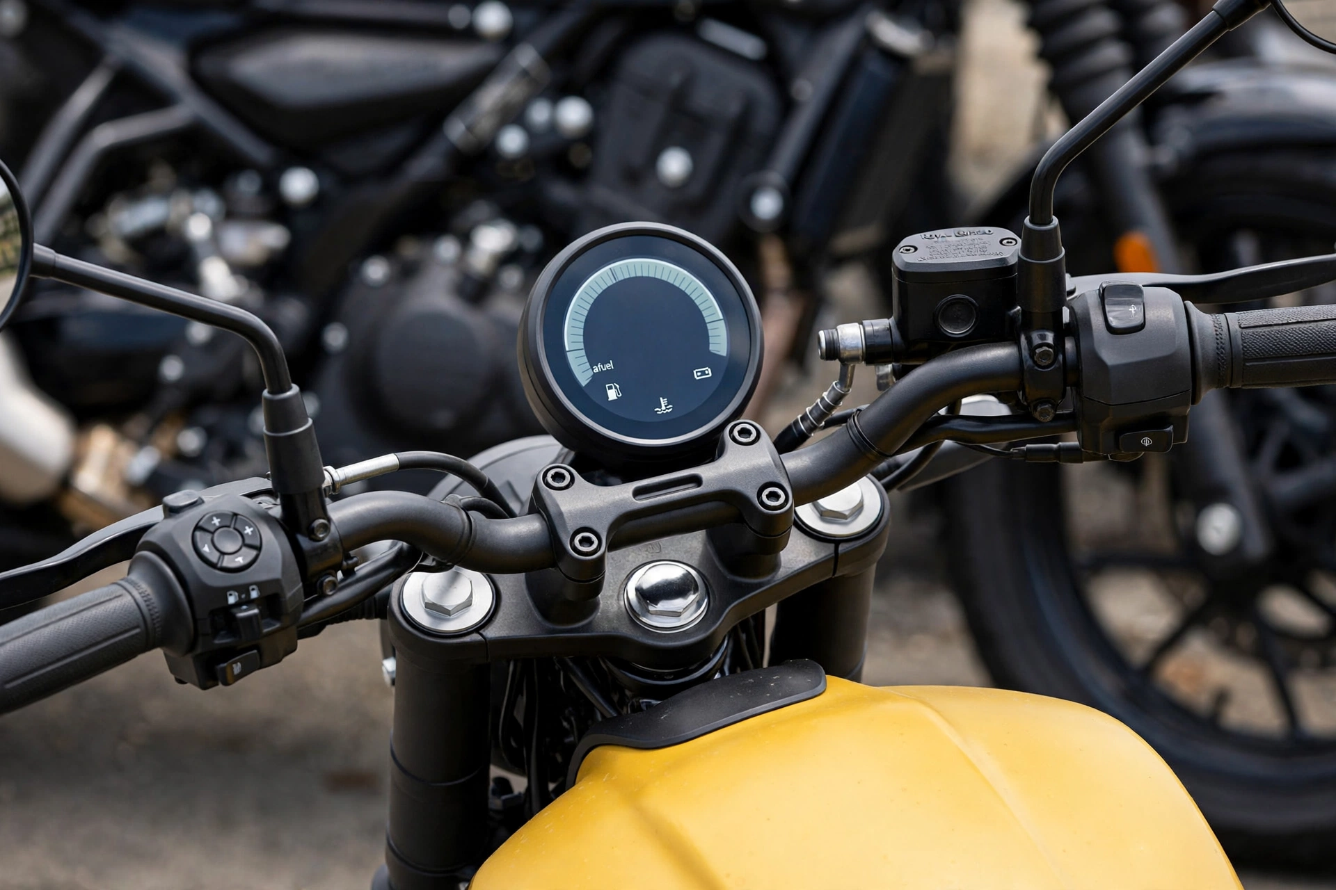 Royal Enfield Guerrilla 450 amarilla, vista tres cuartos delantera