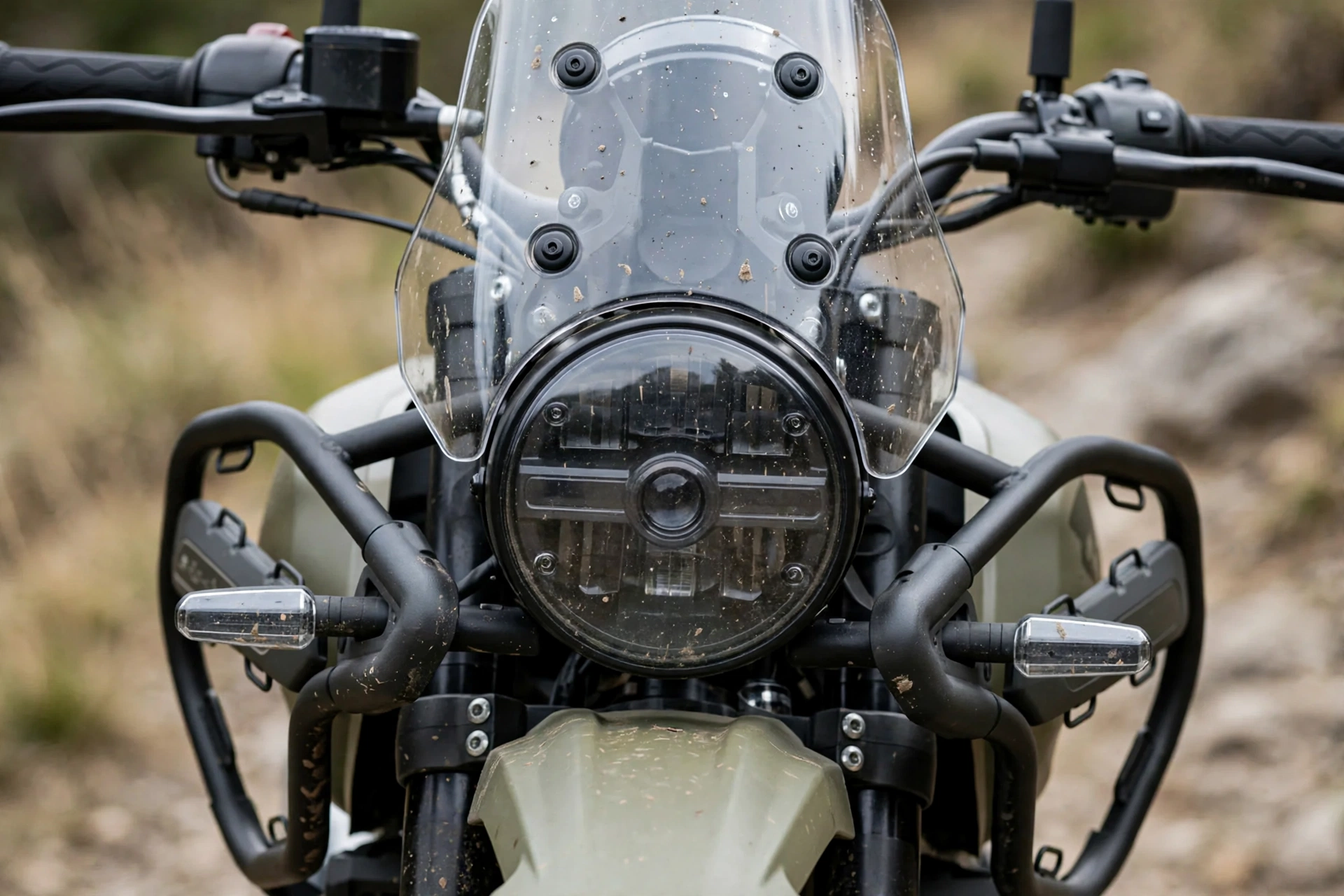 Detalle del faro y la cúpula de la Royal Enfield Himalayan 450