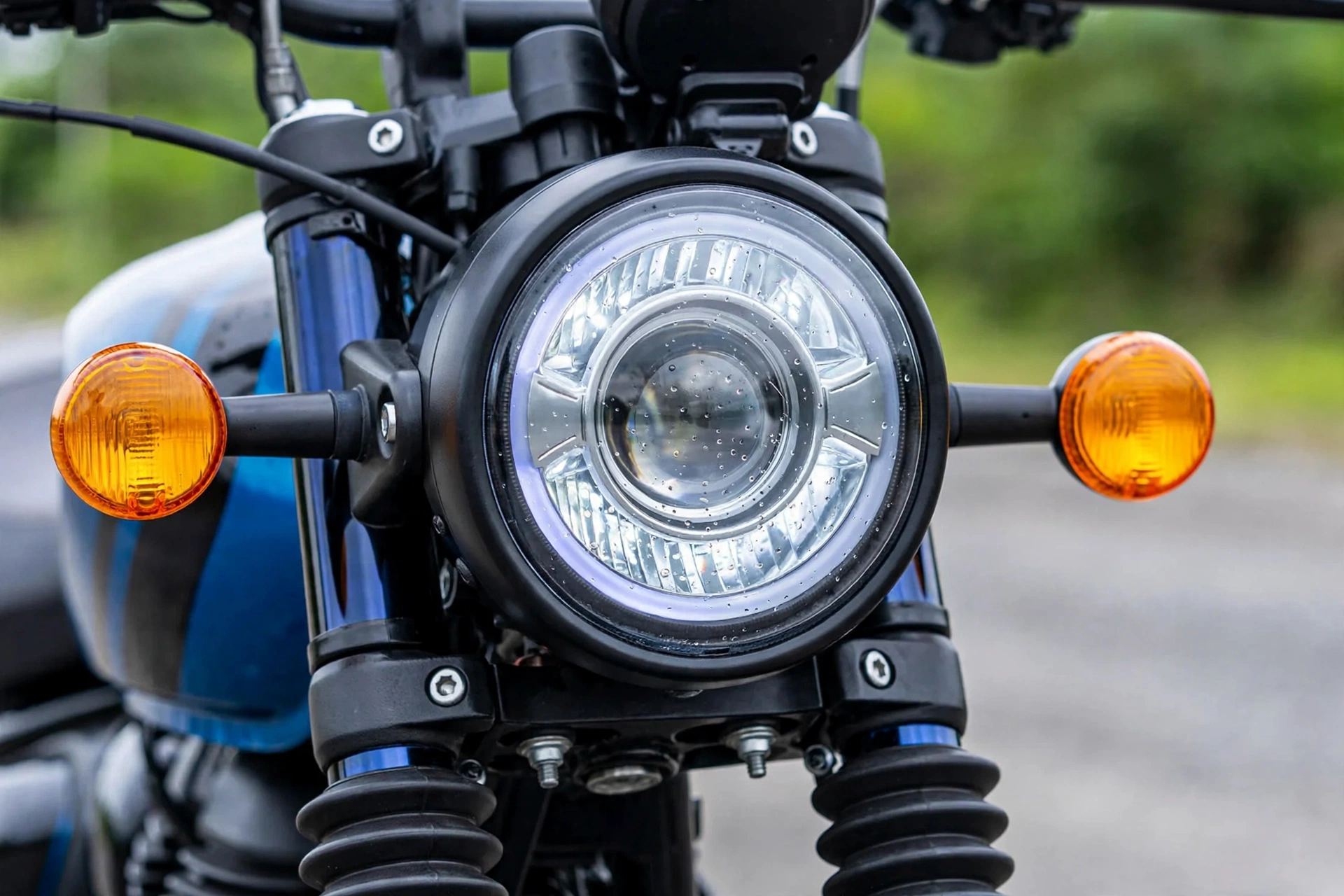 Detalle del faro redondo de la Royal Enfield Hunter 350