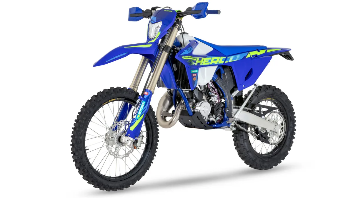 Sherco 125 SE Factory 2025, vista delantera tres cuartos