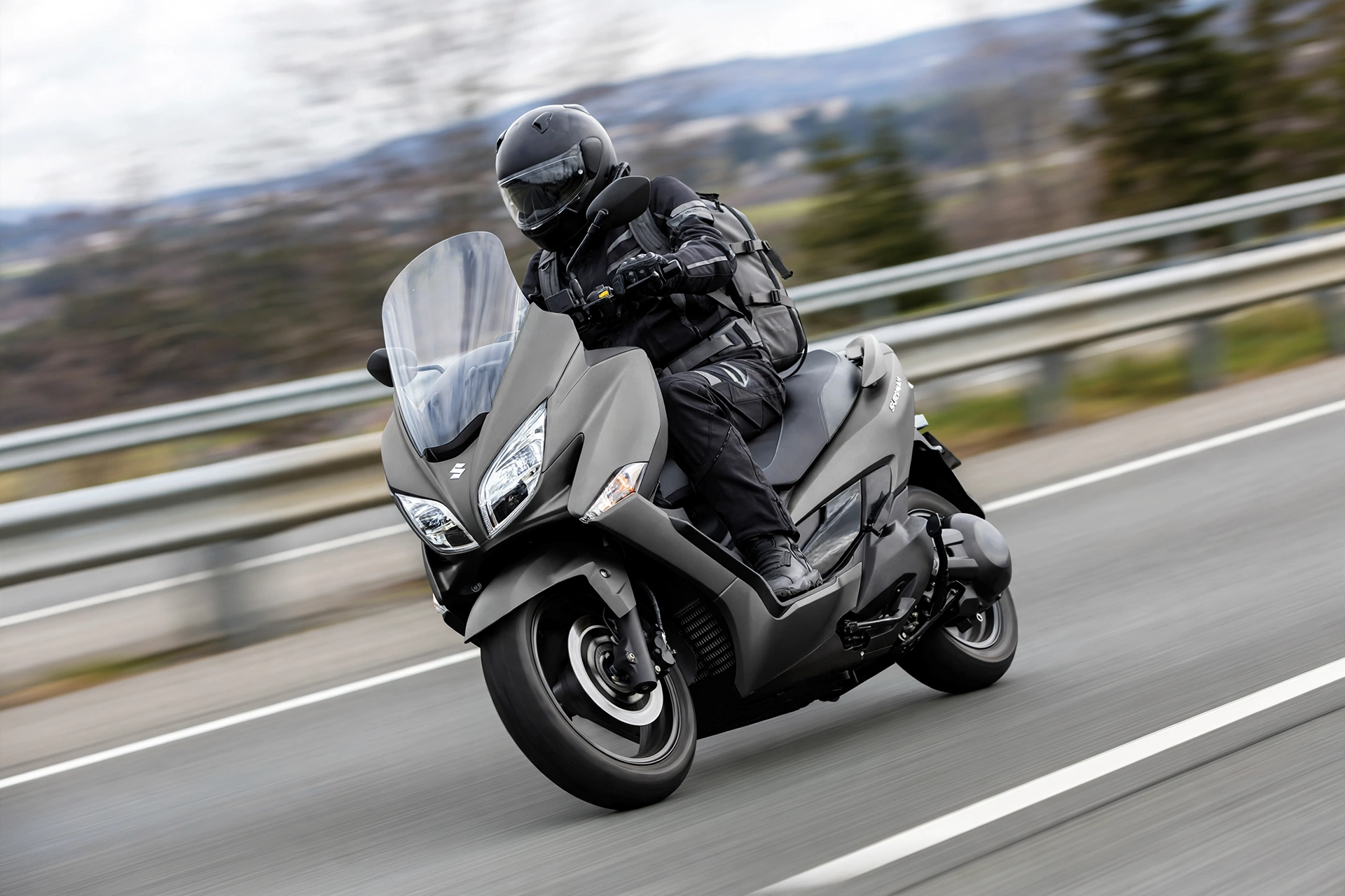 Suzuki Burgman 400 2024 en autopista