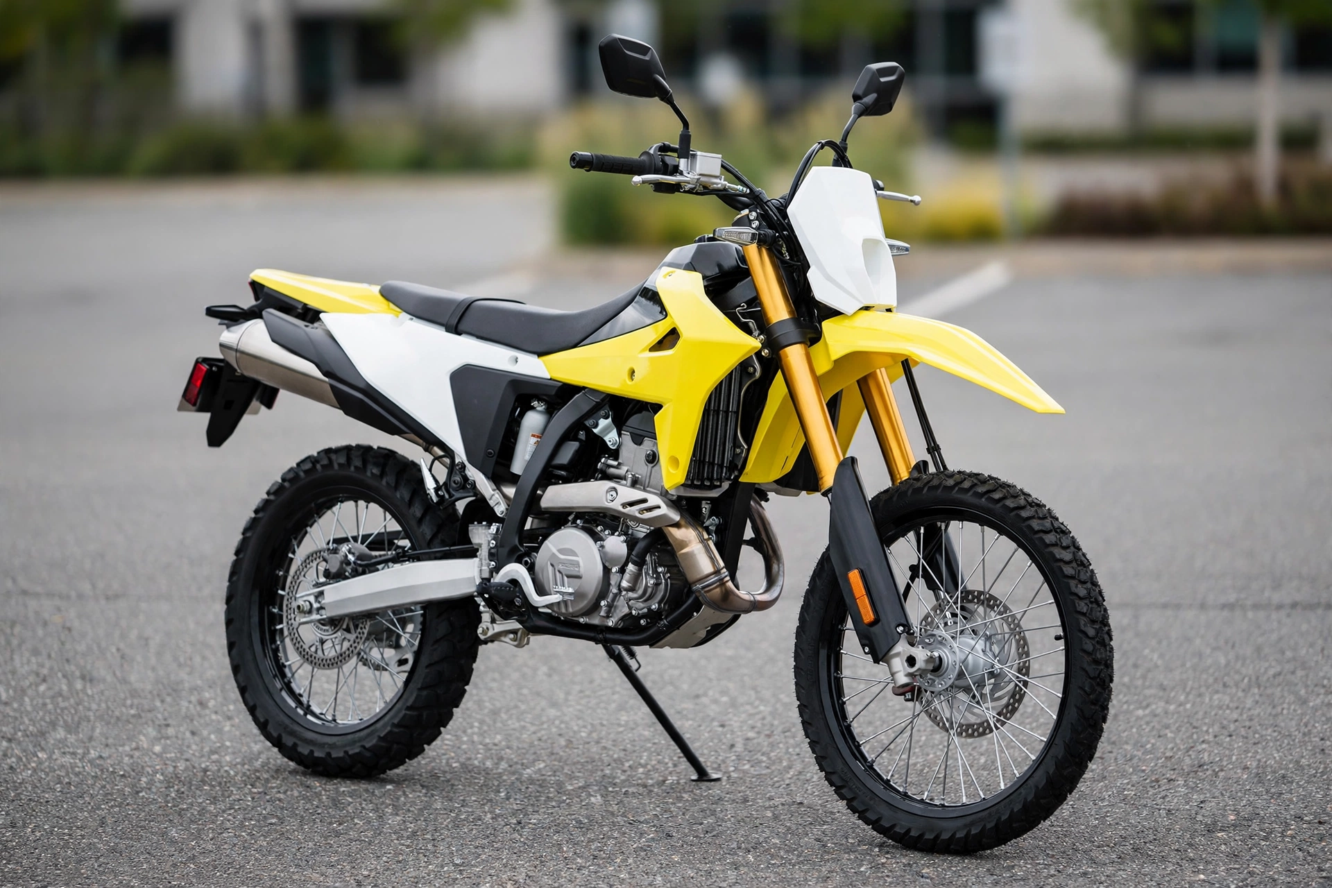 Suzuki DR-Z4S 2025 amarilla de enduro