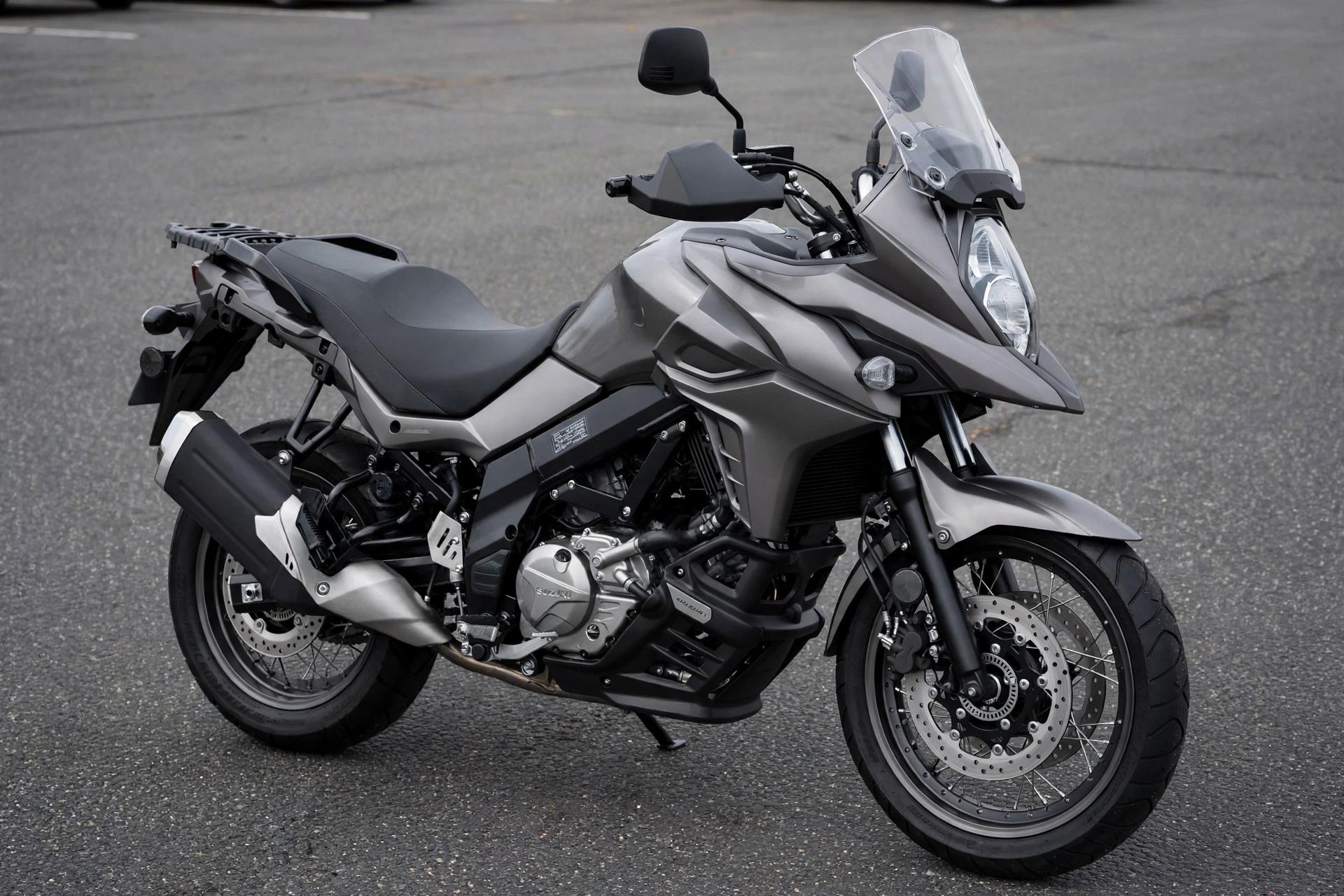 Suzuki V-Strom 650 2024 gris en tres cuartos