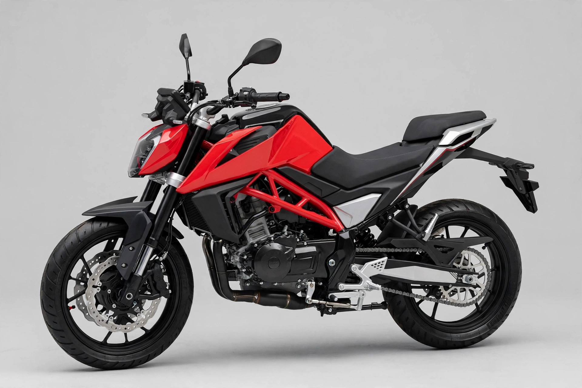 SWM Hoku 400 2024 en color rojo, vista tres cuartos de la naked