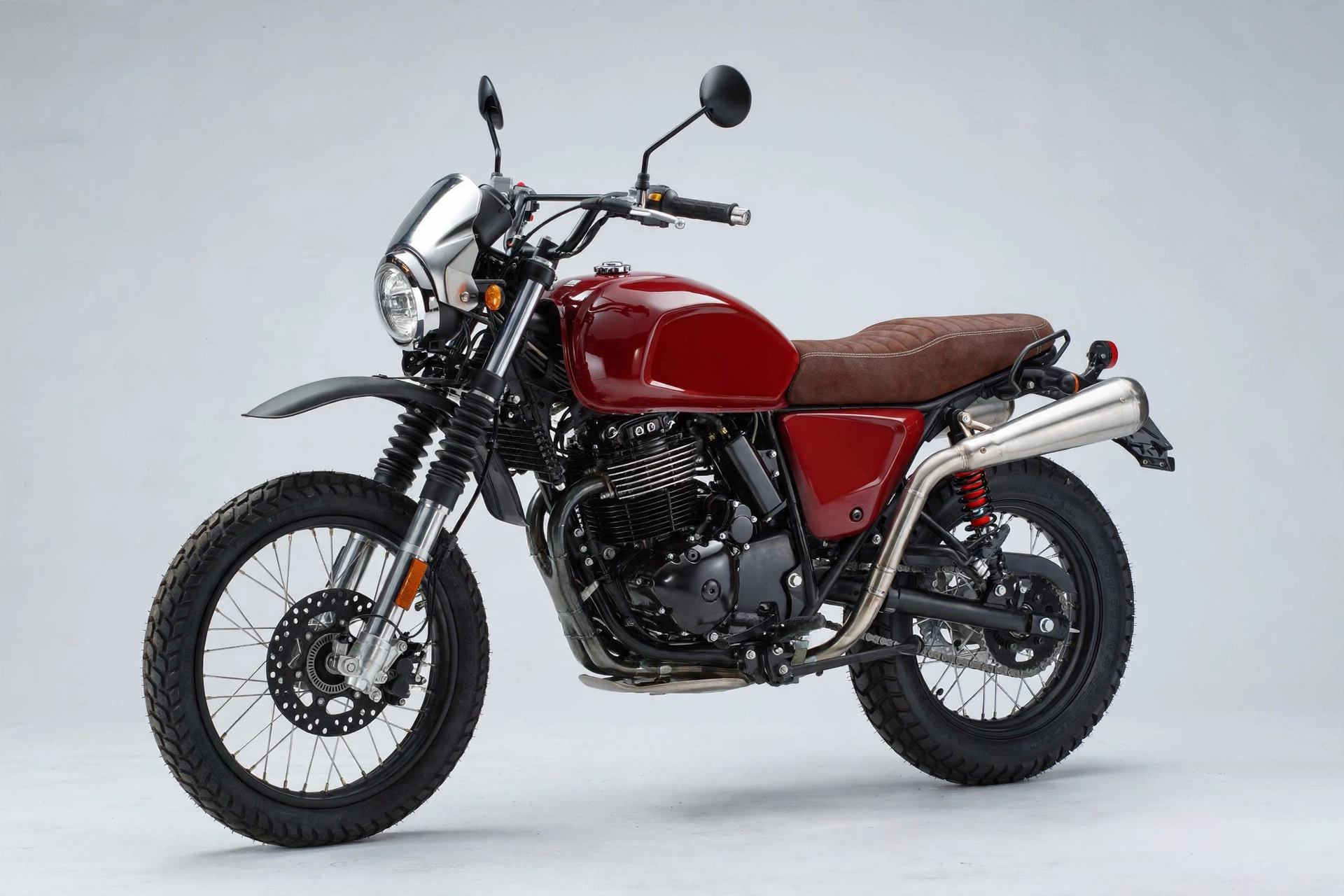 SWM Six Days 500 2024 en color rojo, vista lateral scrambler clásica